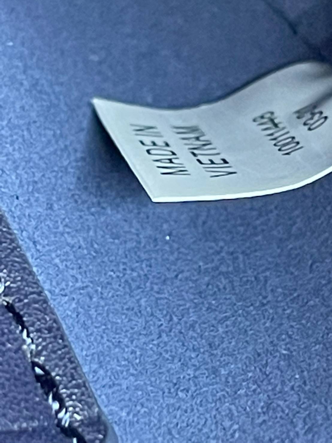 small: Tory burch T Monograme Jacquaed Mini Duffle Bag เป็นทรงกระเป๋าที่มีความฮอตฮิตตลอดกาล ด้วยรูปทรงคลาสสิคและเหมาะใช้งานเข้ากับทุกสถานการณ์ ไม่ว่าจะเป็นกระเป๋าสะพายไหล่ เพิ่มความคล่องตัวและเข้าได้กับทุกลุค ไม่ว่าจะเป็นวันสบายๆ หรือวันที่ต้องออกไปทำกิจก