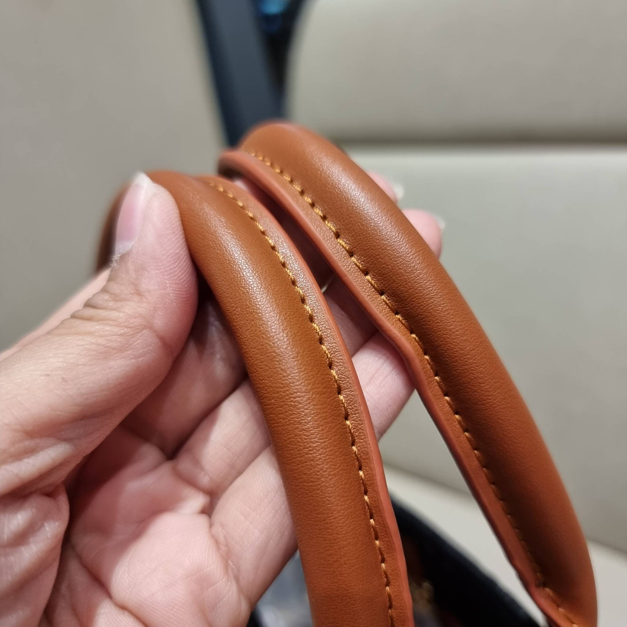 LV crossbody tote bag / LV Shopping Bag ดีไซน์สวยคม สมราคา ดูแพงไปอีก ด้วยดีเทลลายของหนัง crossgrain กระเป๋าทรงโท้ทคลาสสิค ผู้ดียืนหนึ่ง โทนสีใช้งานง่าย แมทช์ได้ทุกลุค มาพร้อมหูจับในตัว แบบหูหิ้ว และหูยาวสำหรับสะพายไหล่ เก๋มาก ชิคมาก ภายในโล่งกว้างมาก มีอ