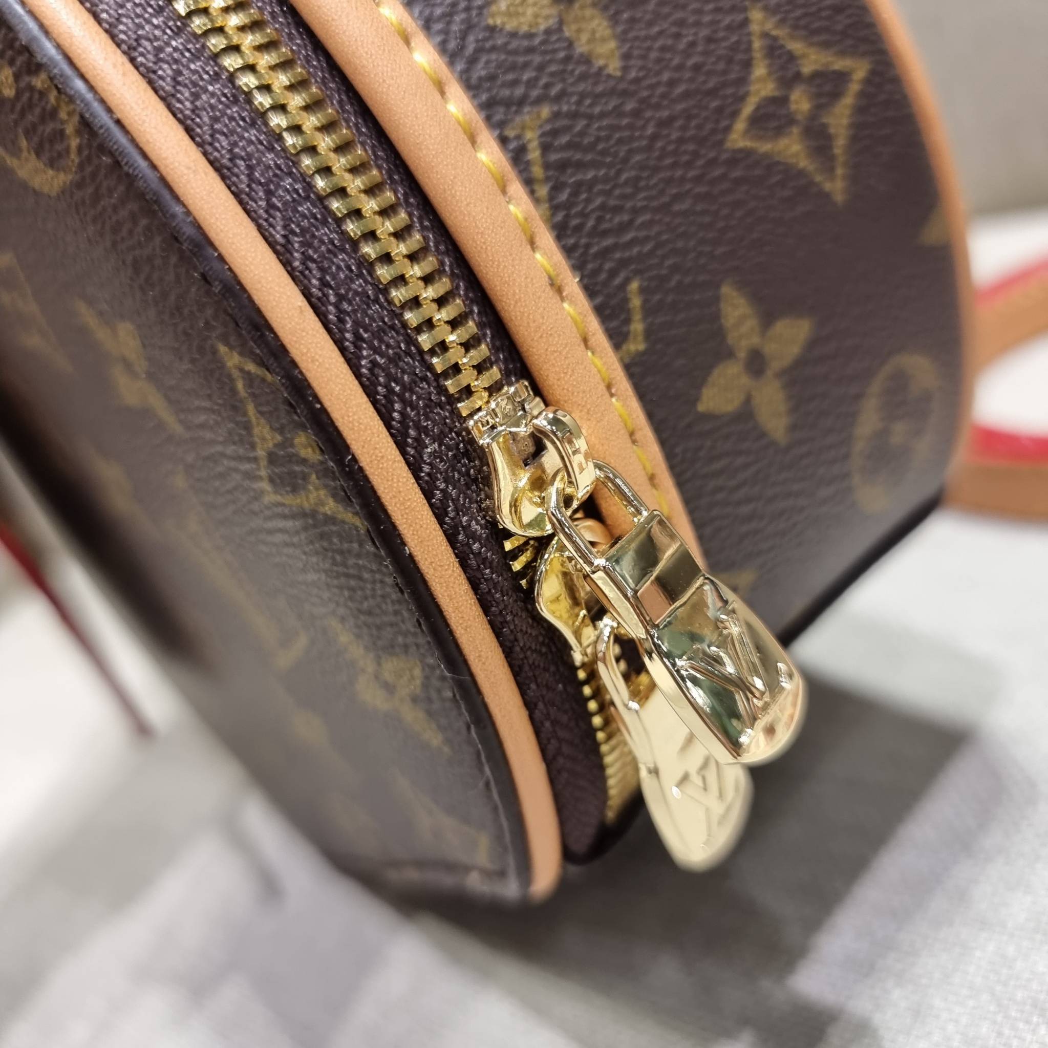 LV CROSSBODY ROUND BAG / LV BOITE CHAPEAU สุดยอดของรุ่นที่ฮิตตลอด กระเป๋าสะพาย สวยอยู่ทรง ผู้ดีมากๆ วัสดุหนังแคนวาสคุณภาพ โดดเด่นด้วยรูปทรงเอกลักษณ์ มาพร้อมแท็กหนังห้อย เพิ่มความแพงไปอีก เปิด-ปิดด้วยซิป ภายในเป็นช่องโล่ง สวยไปอีกหนึ่ง มีสายสะพายครอสให้ ปร