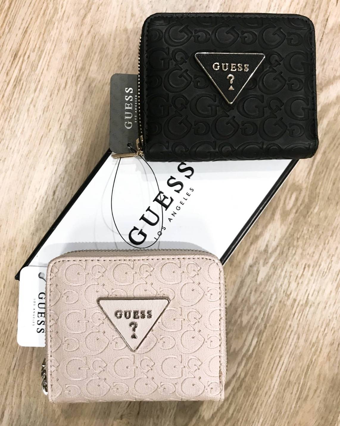 GUESS FACTORY WOMEN'S SHORT WALLET กระเป๋าสตางค์สั้นรุ่นใหม่ล่าสุดไอเท็มแนะนำวัสดุหนังปั้มโลโก้รอบใบสวยอยู่ทรงด้านหน้าประดับโลโก้แบรนด์ ภายในมีช่องใส่ธนบัตรใส่เเบงก์พันได้ มีช่องใส่เหรียญ ช่องใส่บัตรหลายช่อง ตัวจริงสวยน่าใช้ ภาพถ่ายจากสินค้าจริงมาพร้