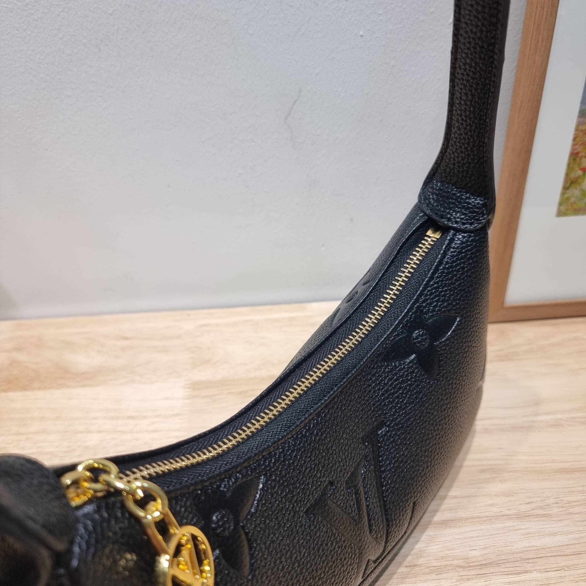 LV Mini Moon Monogram Empreinte Leather ใหม่ล่าสุด สวยสับ สวยตัวแม่ ไอเท็มเก๋ๆ ใบเดียวก็เลิศ กับกระเป๋าสะพายทรงพอช ขนาดกำลังน่ารัก พกพาง่าย รูดใช้งานสะดวกด้วยซิป ภายในเป็นช่องโล่ง มีช่องซิป ส่วนสายสะพายปรับสั้นยาวได้ตามเหมาะสม ดูดี ดูแพงทุกสี