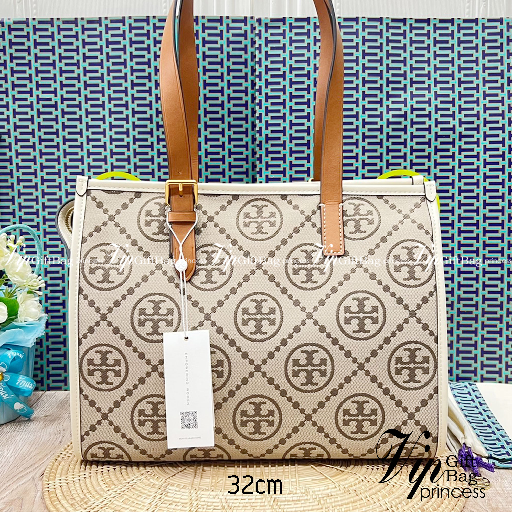 Tory Burch Small T Monogram Tote / TORY BURCH Shopper Tote Bag 32cm ใบใหญ่ กระเป๋าทรงโท้ท รุ่นใหม่ Square Tote ตกแต่งขอบด้วยหนังหรู มาพร้อมช่องเก็บของที่จุของได้มากมาย และสายจับกระเป๋าที่สามารถสะพายขึ้นไหล่ เหมาะสำหรับการใช้งานหลากหลายรูปแบบ รังสรรค์ลงบนก