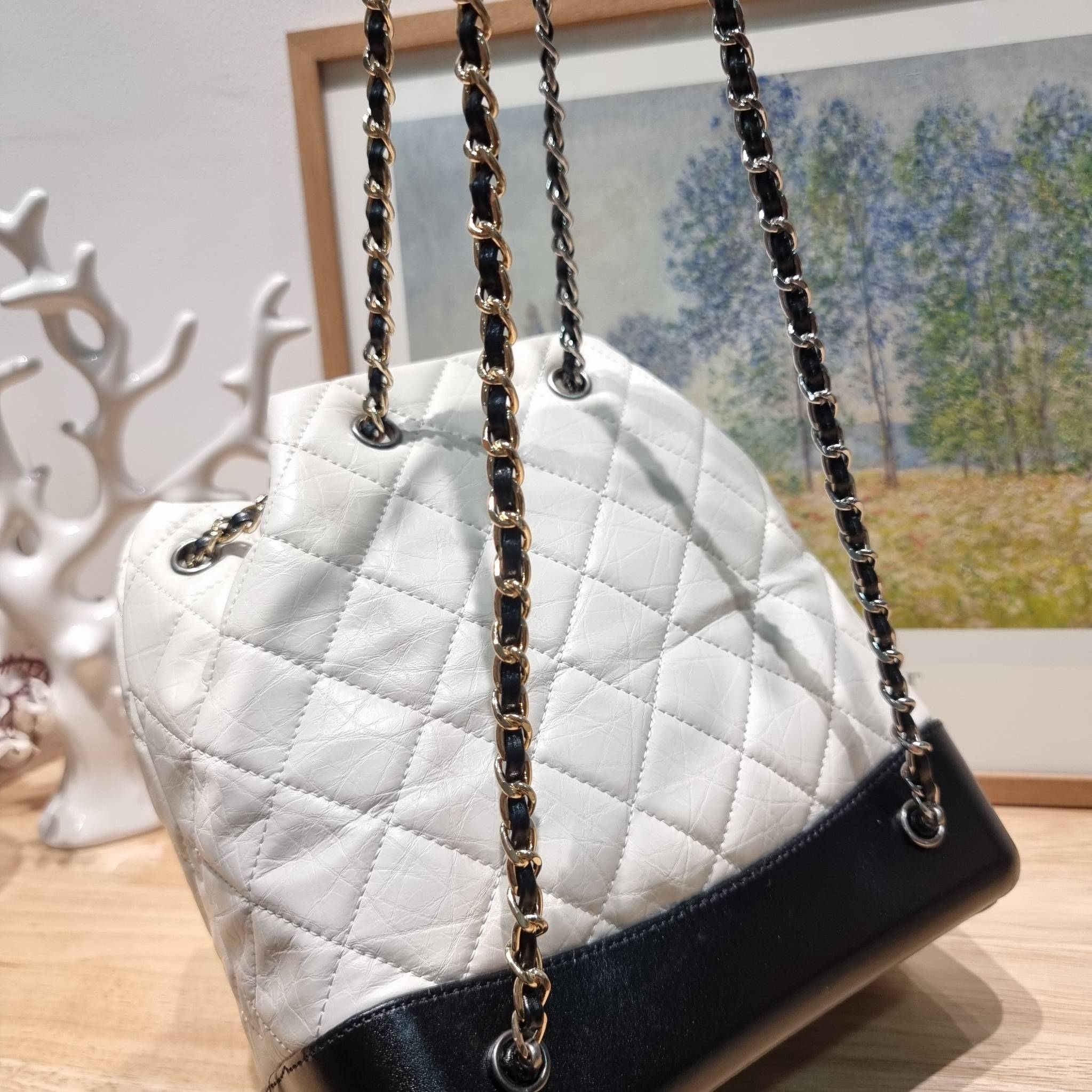 Chanel gabrielle backpack ไอเท็ม best seller กับรุ่นสุดปังในรูปแบบกระเป๋าเป้ ดีไซน์หรูคลาสสิค สายสะพายในตัวรูดปากกระเป๋าเก็บทรงได้ หรือจะรูดด้านหน้ายาวสุด