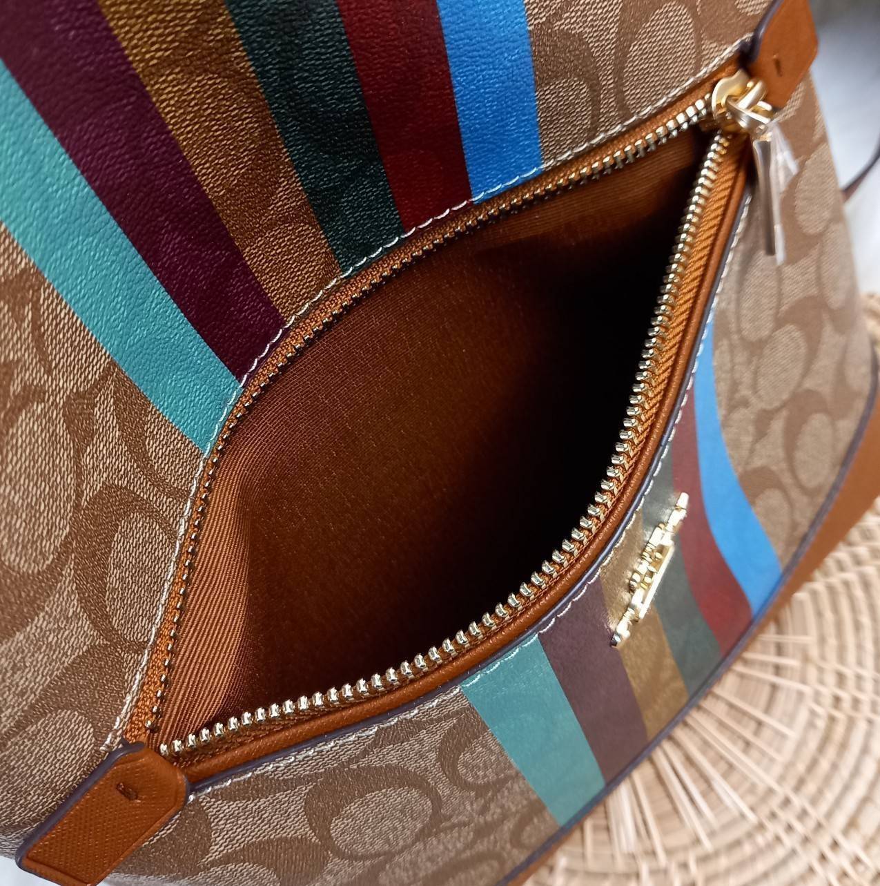 COACH KENLEY BACKPACK IN SIGNATURE CANVAS WITH STRIPE (COACH C5795)🌈🍁กระเป๋าเป้ กระเป๋าสะพายรุ่น Unisex ที่ใช้ได้ทั้งชายและหญิง รูปทรงสวย ขนาดกำลังดี// วัสดุแคนวาสคุณภาพ ผสมหนังแท้ ลาย SIGNATURE//เปิด-ปิด ด้วยซิบ ด้านในโล่งกว้าง จุของได้เย