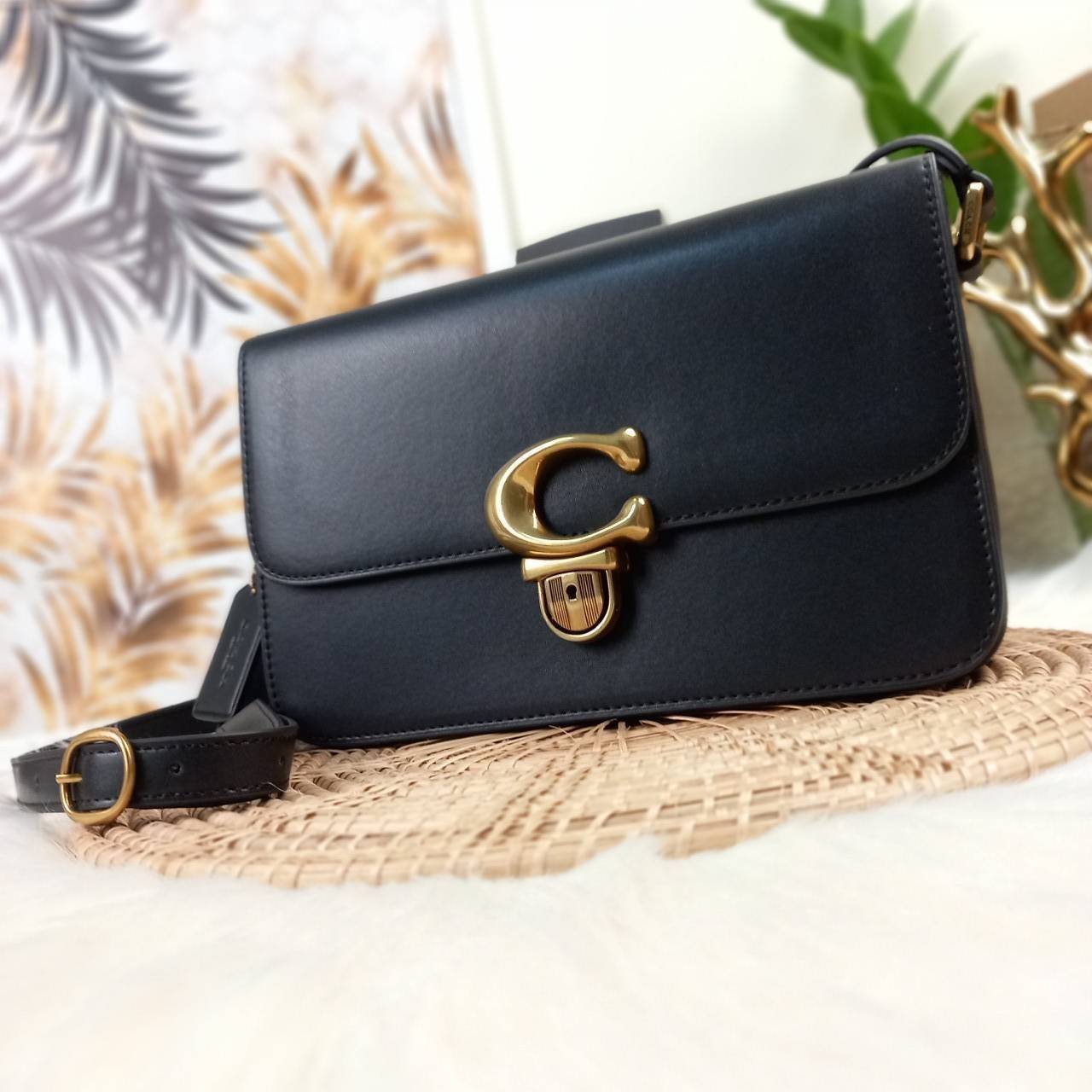 COACH STUDIO GLOVETANNED LEATHER SHOULDER BAG (C6641)🌺ห้ามพลาดเด็ดขาด!! สวยละมุน เรียบหรู ดูแพงสุดๆ!! //กระเป๋าถือ กระเป๋าสะพาย ดีไซน์เนี้ยบ! เฉียบมาก!// วัสดุหนังแท้ หนังเรียบเต็มใบ อยู่ทรง สวยมากๆ ดีเทลเรียบหรู ผู้ดีสุดๆ!// ด้านหน้าเปิด-ปิดด้วยต
