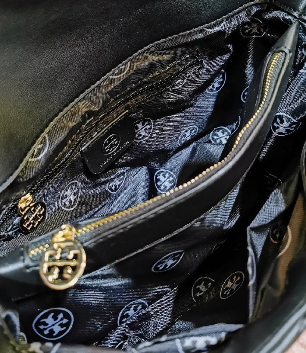 ของแท้ 💯% 】Tory Burch Factory Outlet Quilted Chain Crossbody Sling Bag กระเป๋าสะพายรุ่นแนะนำจาก Tory Burch Factory วัสดุหนังแกะสังเคราะห์ขึ้นลายริ้วหนังนิ่มสวยอยู่ทรง ดีไซน์ยอดนิยม