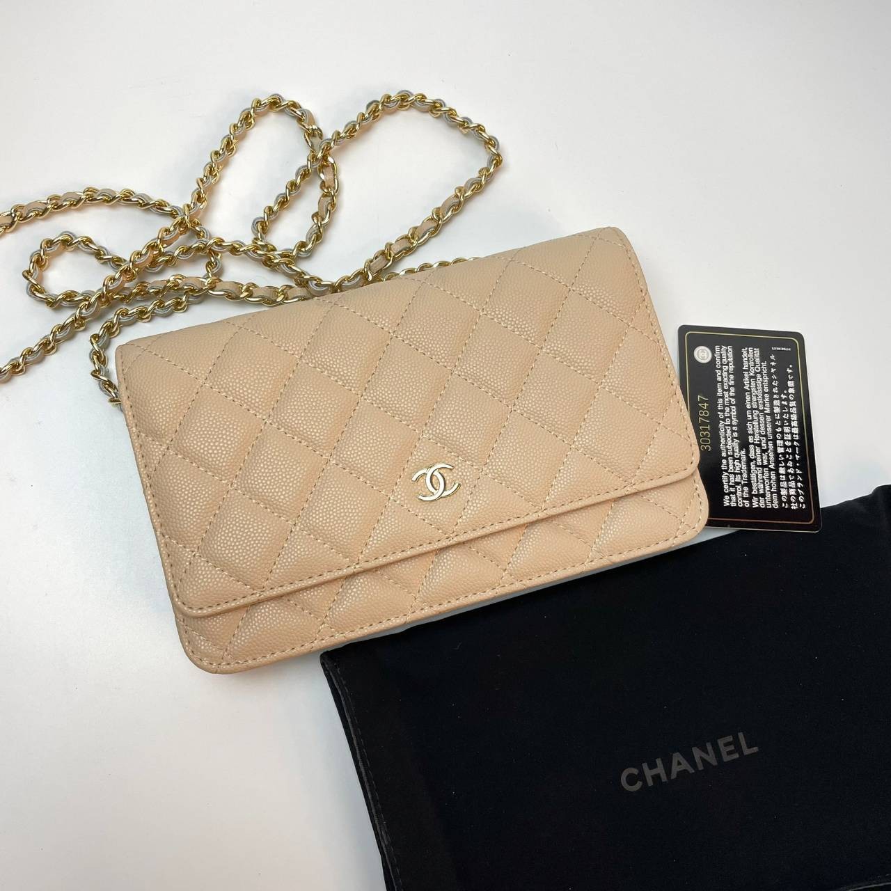 VIP 】หนังแท้ CHANEL WOC style โทนสีพาสเทล กระเป๋าสะพายทรงสวยตลอดกาล วัสดุหนังลายคาเวียร์ เนื้อนุ่ม อยู่ทรงคุณภาพดีตามแบบฉบับของแบรนด์ น้ำหนักเบา ด้านหน้ามีโลโก้แบรนด์อะไหล่หรู มีช่องใส่บัตร ใส่ของจุกจิก เปิดปิดด้วยฝาปิดกระดุม ซับในหนัง ตัวจริงสวยมากๆถูกใจ