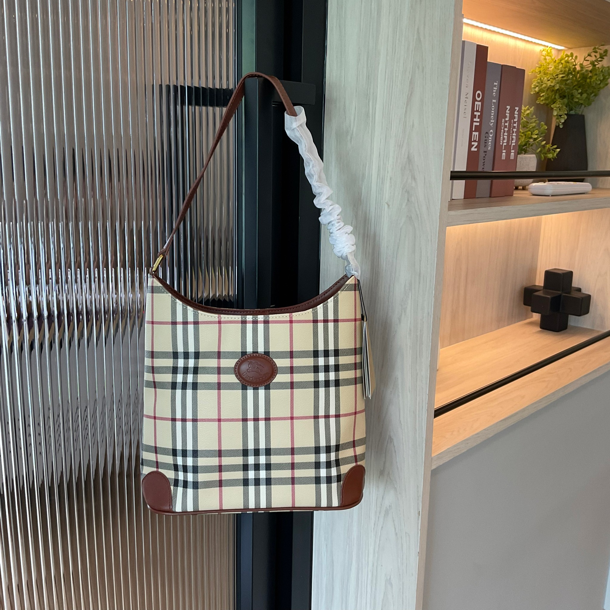 BURBERRY VINTAGE SHOULDER BAG กระเป๋าสะพายไหล่ วัสดุหนังPVC ทรงสูง อยู่ทรง ประดับโลโก้และตัดขอบด้วยหนังแท้สีน้ำตาลเข้ม