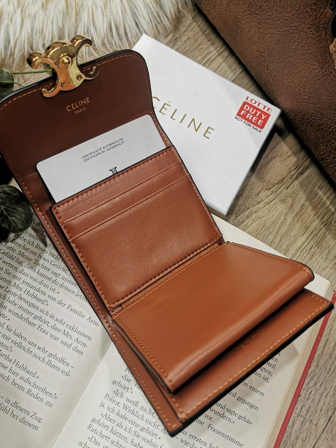 พรีเมี่ยมกิ๊ฟแท้ 100% 】CELINE SHORT WALLET VIP GIFT WITH PURCHASE GWP พรีเมี่ยมกิ๊ฟ Limited จาก CELINE HAUTE PARFUME DUTYFREE วัสดุ Triomphe Canvas หนังขึ้นลาย Signature Brand สวยอยู่ทรงมีโลโก้ด้านหน้าเปิดปิดด้วยฝาพับกระดุมแม่เหล็ก