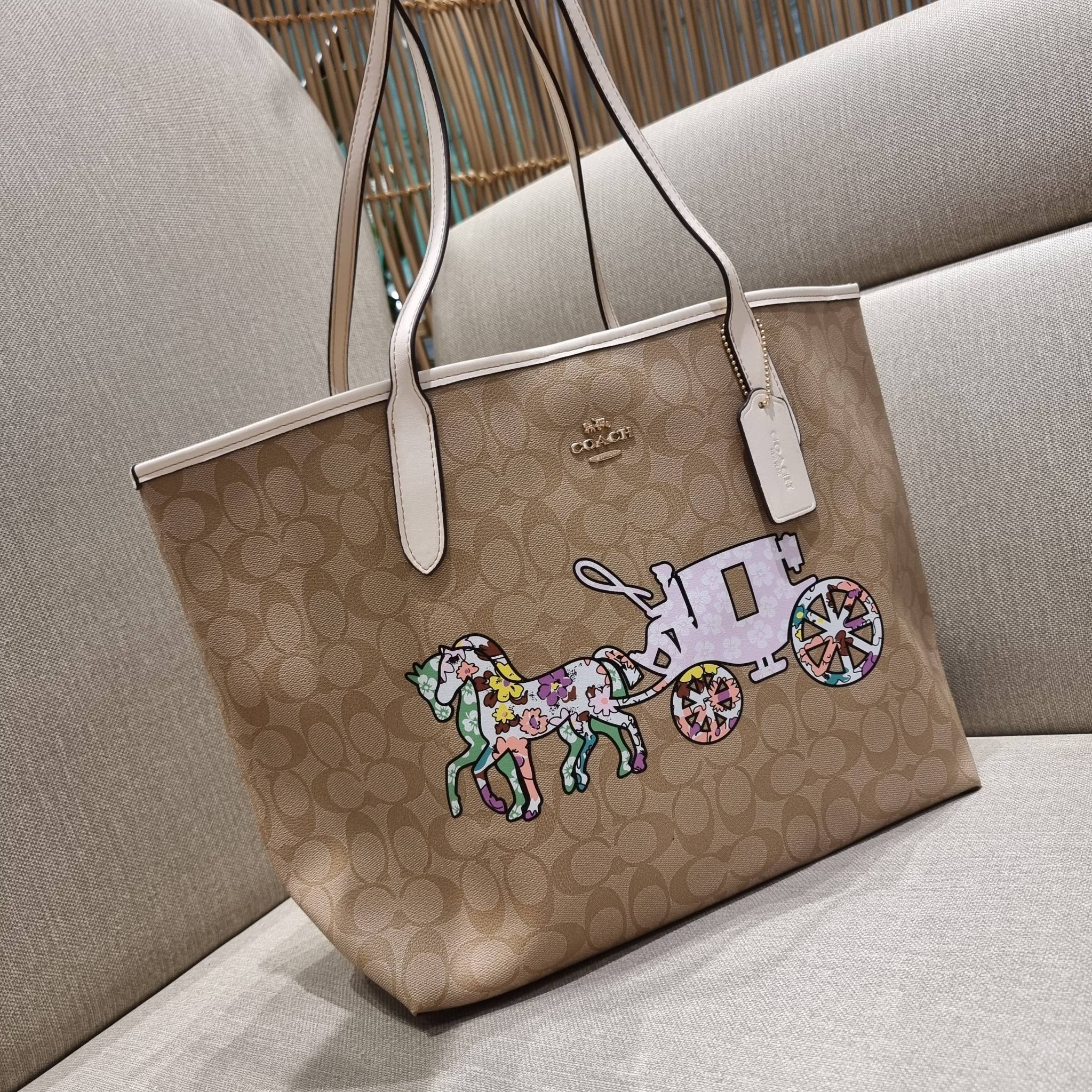 COACH CA607 CITY TOTE IN SIGNATURE CANVAS WITH HORSE AND CARRIAGE PATCHWORK GRAPHIC กระเป๋าทรงโท้ทใบใหญ่ คอลเลคชั่นใหม่ สวยโดดเด่นมากๆ น่ารักน่าใช้ไปอีกด้วยลวดลายซิกเนเจอร์โดดเด่น ใบนี้ใส่ของได้ของครบครัน จุได้แบบไม่ต้องกลัวเต็ม!! วัสดุหนังแคนวาสคุณภาพดี 