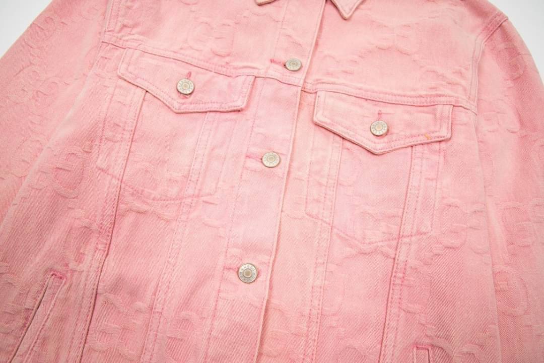 Gucci GG Supreme pattern denim jacket / Gucci jacket Denim Pink เกรดออริจินอล มีป้ายแท็กที่คอเสื้อ ใส่ได้ทั้งผู้หญิงผู้ชาย พร้อมส่งที่ไทย ภาพสินค้าถ่ายจากงานขายจริง ใช้งานต่างประเทศได้