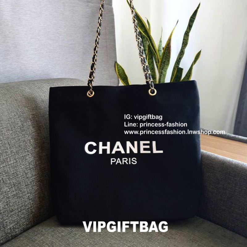 พรีเมี่ยมกิ๊ฟแท้ 100% 🎈กระเป๋า Chanel Canvas Shopping Bag (Gold Chain) กระเป๋าจากแบรนด์ chanel มาอีกแล้วค่า รุ่นนี้ทรงใหญ่จุของได้เยอะมากค่ะ ผ้าแคสวาสทอหนา ตรงอะไหล่ปั๊มโลโก้อย่างดี เป็นทรงกระดุมแม่เหล็กค่ะ ถือแล้วได้ลุคคุณหนูมว๊ากกกกก แนะนำเลยค่า