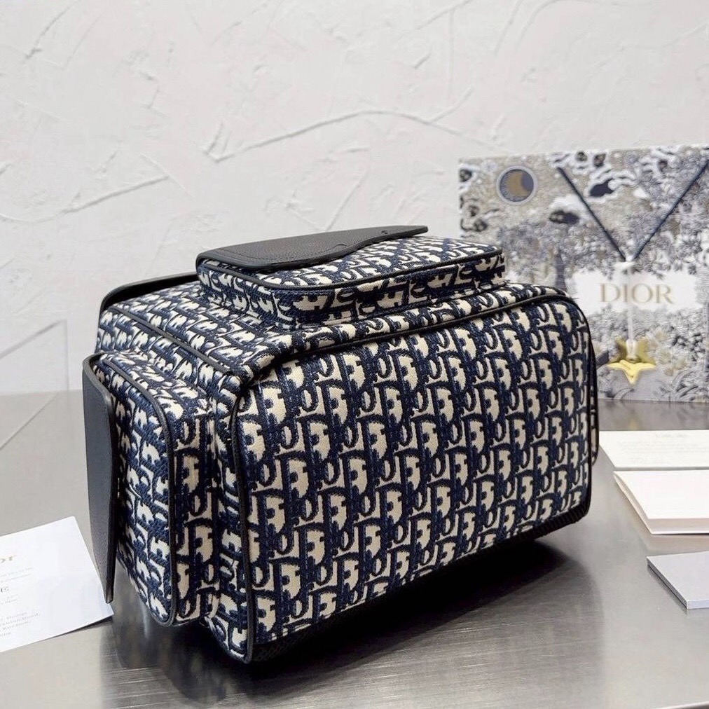 Dior Saddle Backpack with Flap Bag กระเป๋าสะพายหลัง กระเป๋าเป้ดีไซน์เอกลักษณ์ ทรงสวยไม่ซ้ำใคร สวยหรูดูแพง ดีไซน์ย้อนยุค ภายในจุของได้เยอะ