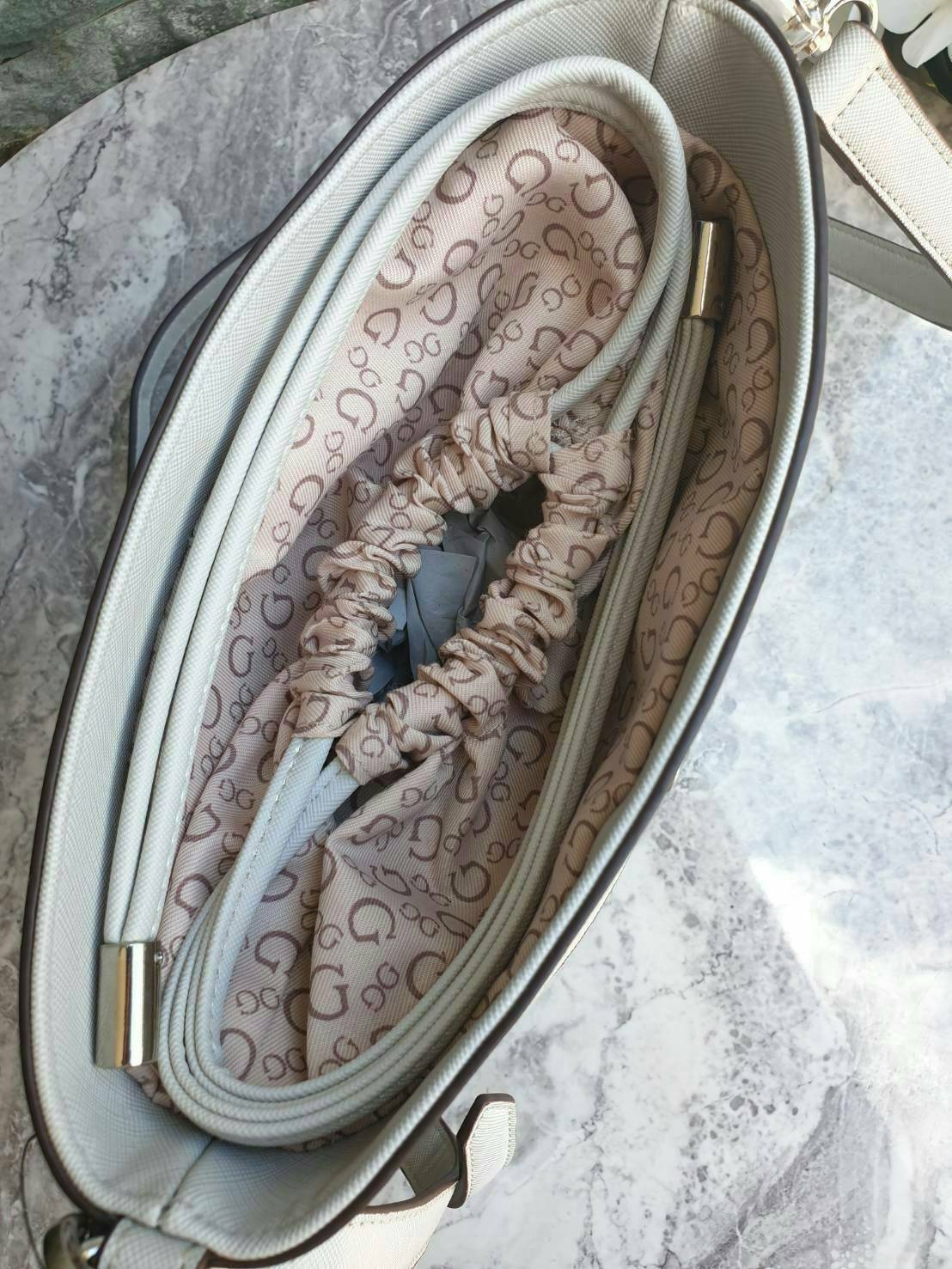 3สี Guess Bucket Bag กระเป๋ารุ่นใหม่ล่าสุด อวดไอเทมแสนเก๋กับกระเป๋าทรงถังสุดน่ารัก พิมพ์ลายรอบใบ วัสดุ Saffiano PU คุณภาพดี นิ่ม น้ำหนักเบา ด้านหน้าประดับด้วยโลโก้แบรนด์สวยโดดเด่น เปิดปิดด้วยเชือกหนังใช้หูรูดปลายเชือกประดับอะไหล่เงินสะดวกใช้ ด้านในโล่งกว้