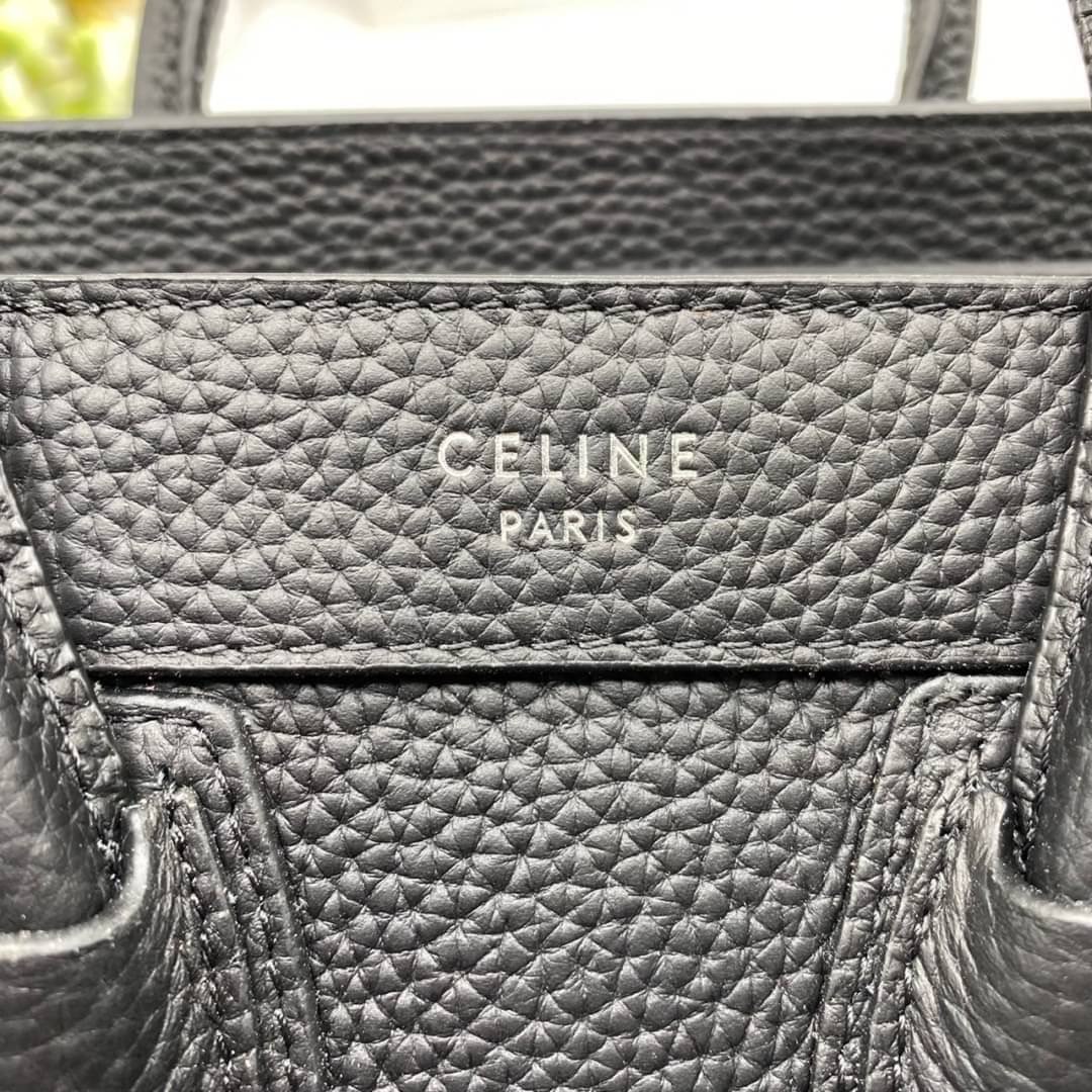 CELINE NANO LUGGAGE BAG IN DRUMMED CALFSKIN เกรดออริจินอล กระเป๋าสะพายรุ่นตามหา ขนาดกำลังดี เปิดปิดด้วยซิปอะไหล่ทองมีที่จับหนัง ด้านในกว้าง มาพร้อมช่องซิปอีกช่อง เป็นอีกทรงที่ฮิตมานานข้ามปี มาพร้อมสายยาวสะพายแบบ CROSSBODYได้ หรือจะถือออกงานก็สวยหรูอีกแบบ 