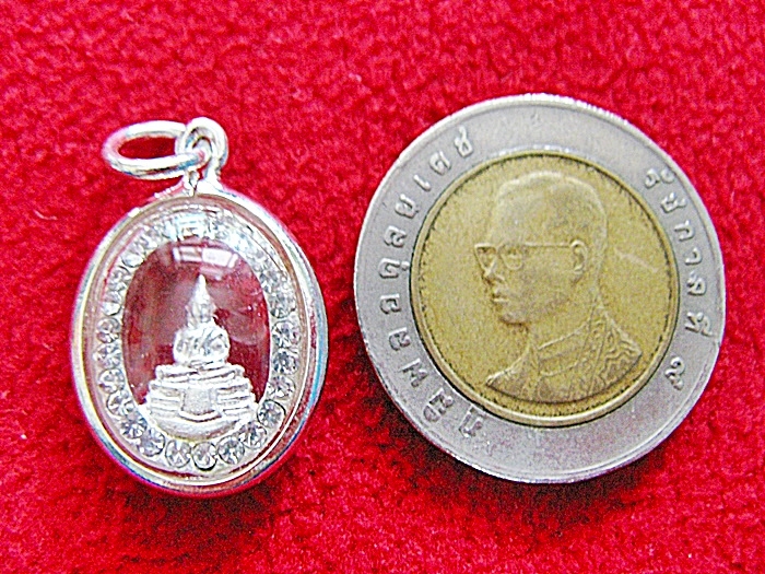 สินค้าหมดค่ะ จี้หลวงพ่อโสธรเนื้อเงินพ่นทรายทรงวงรีพิมพ์เล็กล้อมเพชรเลี่ยมเงินไมครอนพร้อมใบคาถาค่ะ