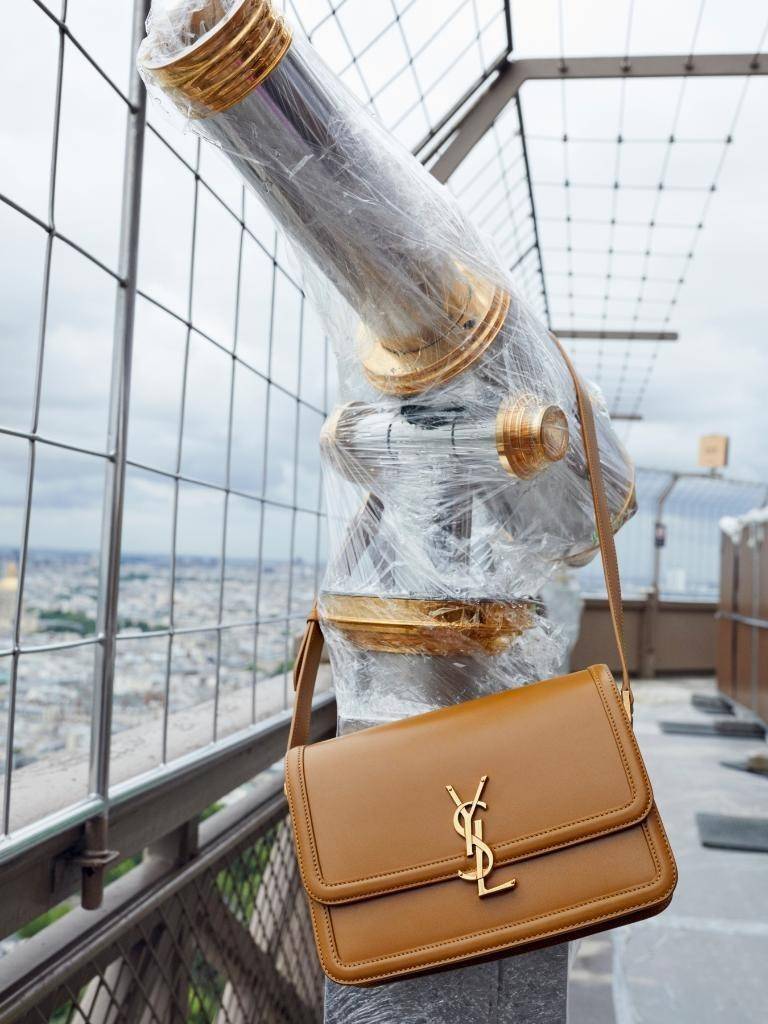 YSL SOLFERINO SATCHEL LEATHER / Yves Saint laurent crossbody bag กระเป๋าสะพายข้าง โลโก้โดดเด่น ดีเทลดูแพงด้วยตัวล็อค ใช้งานง่าย แน่นหนา วัสดุหนังแท้เต็มใบ ภายในเป็นช่องโล่ง ใส่ของสำคัญได้เลยสบายๆ สายสะพายครอส ปรับใช้ได้ตามตัว ใบจริงสวยคม ราคาสุดคุ้มพร้อม 