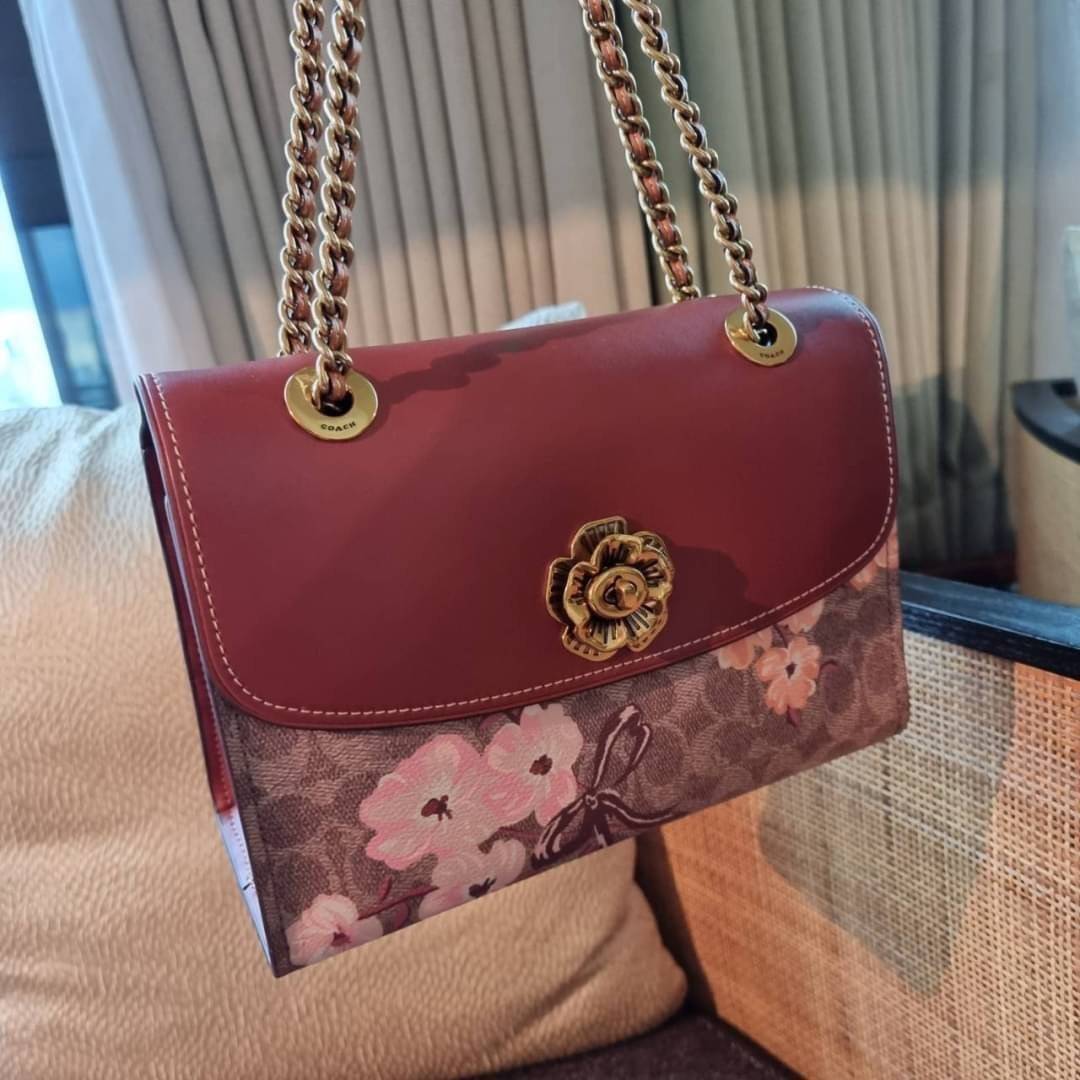COACH 54649 PARKER IN SIGNATURE CANVAS WITH PRAIRIE FLORAL PRINT กลับมาอีกครั้ง!! กับไอเท็มสุดฮ็อต ที่สาวๆตามหากันนักหนา จัดมาแบบจุใจไปเลย ความสวยแซ่บไม่ต้องพูดเยอะ วัสดุหนังแคนวาสสลับหนังเรียบสวยคม พร้อมดีไซน์ลายดอกไม้โดดเด่น เปิด-ปิดง่ายด้วยตัวบิดล็อค ภ