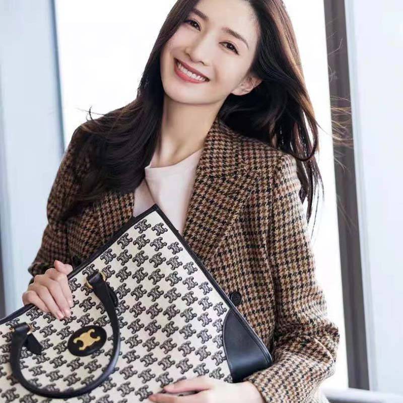 CELINE LARGE TOTE BAG VIP วัสดุ CANVAS ทรงเหลี่ยมดีไซน์ Casual สวยคลาสสิคสไตล์สาว Lisa ใบใหญ่ใส่สัมภาระได้เยอะจุใจภายในโล่งกว้าง ใส่เอกสาร A4 หนังสือ กระเป๋าสตางค์ มือถือ ของใช้ได้เยอะ หูจับหนังเเข็งแรงจับถนัดมือจะถือหรือสะพายก็ดูดี ไอเท็มแนะนำฮิตพร้อมส่ง