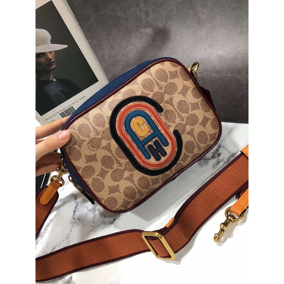 OUTLET 】COACH Camera Bag In Colorblock With Coach Patch (COACH F79278) 🍁หายากมากๆแล้วรุ่นนี้**จะถือ หรือสะพาย ได้ตามใจสั่ง //วัสดุหนังแท้เต็มใบ คุณภาพหนังดีมากๆ ปักโลโกตัวC ด้านหน้า ดูดีแบบไม่ซ้ำใคร //มาพร้อมสายสะพาย 2 สาย >>สายหนัง และสายสป