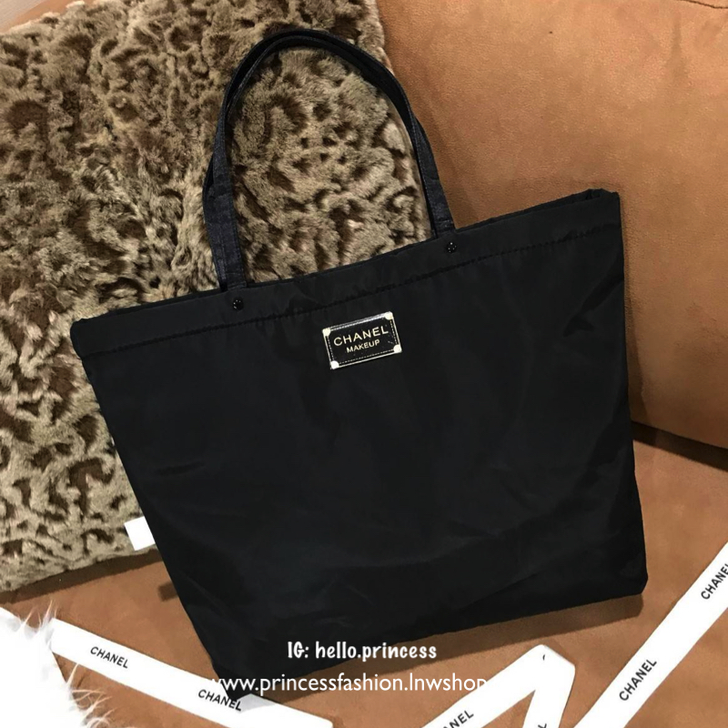 Chanel Large Tote Bag ViP Gift With Purchase (GWP) New in! กระเป๋าสะพายทรง shopping bag ใบใหญ่ VIP. gift ของแท้! จาก Chanel Cosmetic Counter วัสดุ Cotton & Nylon & Polyester เนื้อนิ่มลายตาราง ด้านหน้าปักโลโก้แบรนด์ เปิดปิดด้วยแถบแม่เหล็ก ซ่อนที่ปากกระเป๋า