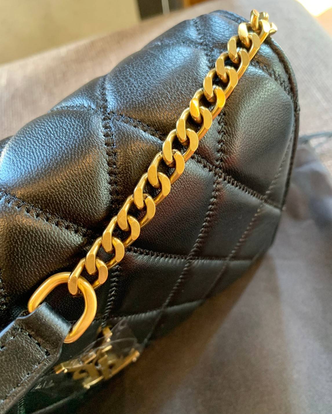 Yves Saint Laurent Shoulder Bag//Clutch Bag พร้อมส่งที่ไทย ทันใช้สงกรานต์นี้กันค่าา! กระเป๋าสะพายข้าง หรือสามารถทบสายเป็นสายคู่เป็นแบบคล้องไหล่ได้และสามารถถอดสายออกถือแบบคลัทออกงานก็ยิ่งสวยโดดเด่นมากๆเลยค่ะ หนังแท้อย่างดี หนังนิ่มน่าใช้ หลงไหลน้องแน่นอนค่