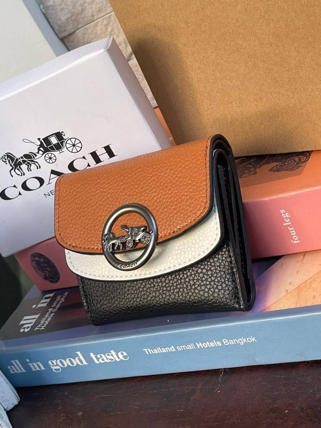 OUTLET 】COACH JADE SMALL DOUBLE FLAP WALLET IN COLORBLOCK (COACH F88002) หากใครต้องการกระเป๋าสตางค์ใบสั้นสำหรับวันที่ต้องการใช้กระเป๋าสะพายใบเล็ก หรือวันที่ไม่พกกระเป๋าสะพาย เราขอแนะนำใบนี้เลยค่ะ โดยใบนี้เป็นกระเป๋าสตางค์แบบพับสามทบ ปิดแบบกระดุม2ชั้น มีช่