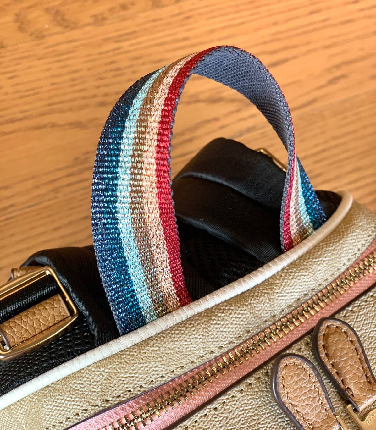 COACH MINI COURT BACKPACK IN SIGNATURE WITH PEAR ((c8258)) 🌈สวยกันก่อนใคร วางน้องไม่ลงเลยจริงๆค่าา😍 พร้อมส่ง! กับกระเป๋าสะพายหลังแบบมีหูหิ้วในตัว บอกก่อนเลยว่าหนังของน้องทั้งนิ่ม ทั้งสวย อย่างดีเลยค่ะ