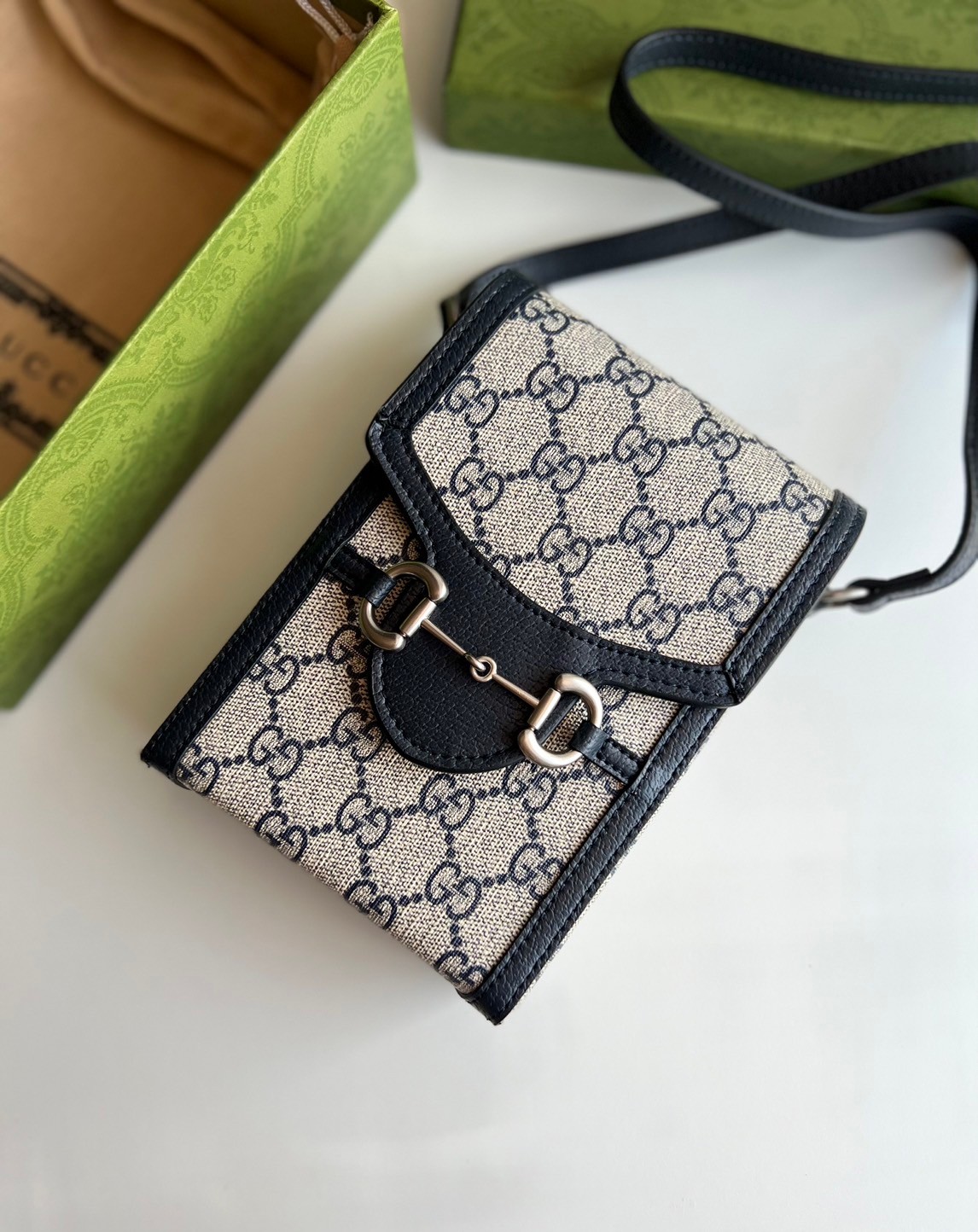 Gucci Horsebit 1955 mini bag / Gucci Phone Bag ออริจินอล รุ่นยอดฮิต ไซส์มินิ ที่ใครๆก็ต้องรู้จัก!! กับกระเป๋าขนาดมินิในรูปแบบผ้าแจ็คการ์ดสีขาวงาช้างและน้ำเงิน ได้รับแรงบันดาลใจมาจากดีไซน์ดั้งเดิม ซึ่งแอคเซสเซอรี่นี้โดดเด่นด้วยรายละเอียดดั้งเดิมที่ทันสมัยโ