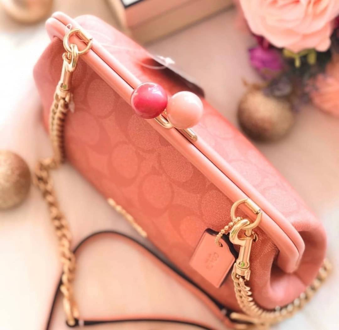 NORA KISSLOCK CROSSBODY (COACH C1451) ครอสบอดี้รุ่นนี้ น่ารักมากค่ะ ขนาดกำลังน่ารักเลยค่ะ ลูกคุณมากๆ ไม่เล็กและไม่ใหญ่มากเกินไป รุ่นนี้สามารถถอดสายสะพายได้ค่ะ ใส่ไอโพนตระกูลพลัสได้ ใส่กระเป๋าสตางค์ใบเล็กได้สบายๆเลยค่ะ