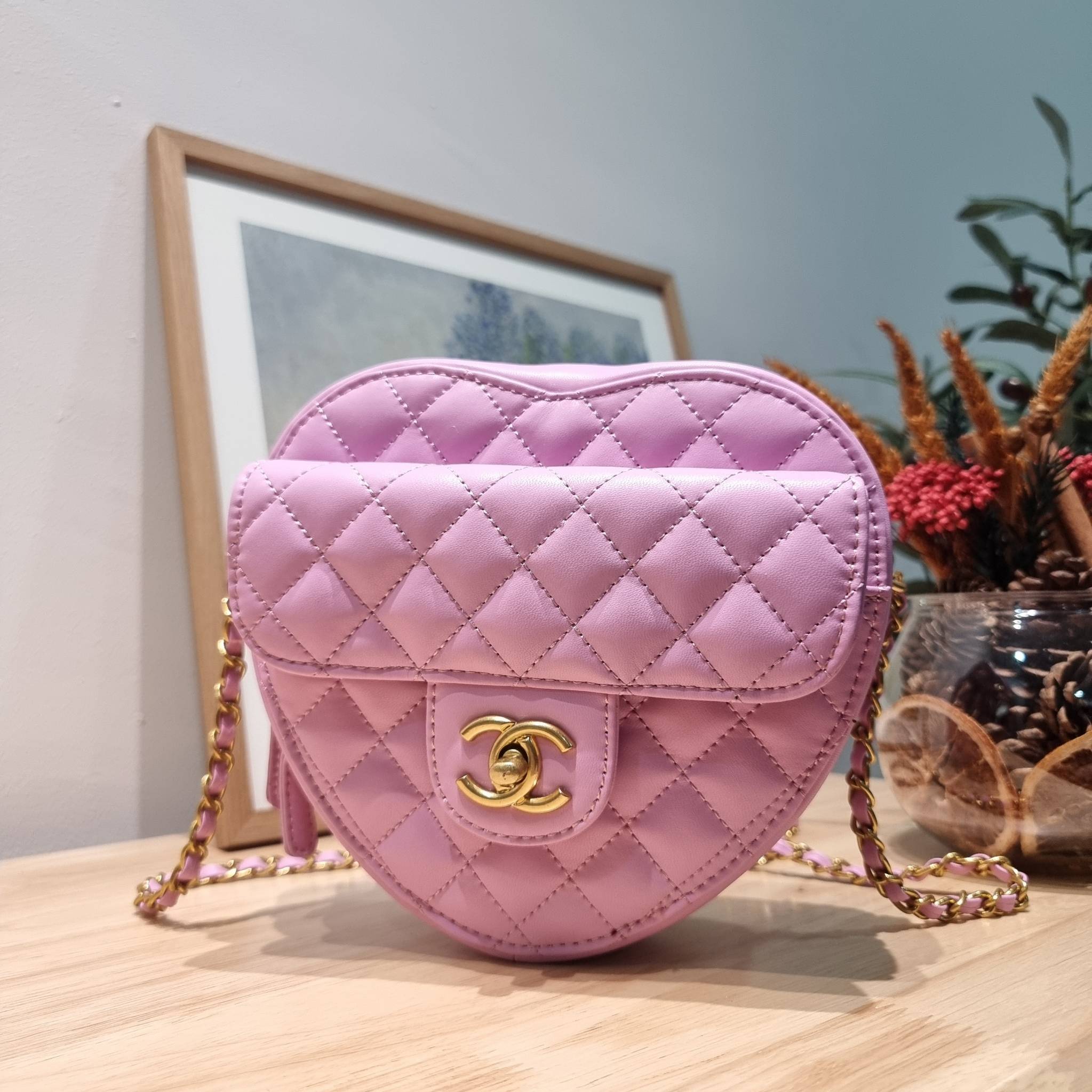 CHANEL Heart Bag Lambskin & Gold-Tone Meta สวยมาก มงลงมาก!! กระเป๋าสะพายสุดคิ้วท์ ที่ดีไซน์รูปทรงหัวใจไม่ซ้ำใคร น่ารักทุกสี น่าใช้ไปเลยแม่!! วัสดุหนังแกะฟอกสี เปิด-ปิดด้วยซิป ด้านหน้ามีช่องเก็บของจุกจิก ภายในเป็นช่องโล่ง ใส่มือถือ ใส่กระเป๋าสตางค์สั้นได้ 