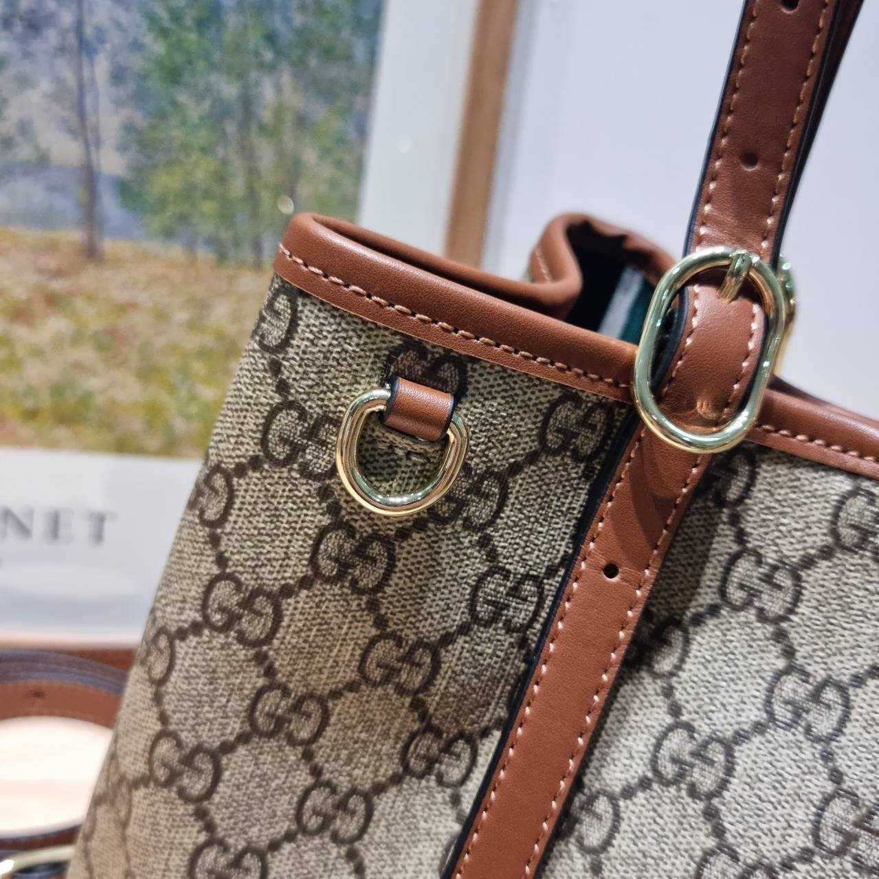 GUCCI GG Emblem small tote bag กระเป๋าทรงโท้ทสะพายไหล่ ที่ขนาดกำลังสวย ใส่ของได้แบบจุกๆ หูสะพายปรับและถอดออกได้ เก๋มากๆ