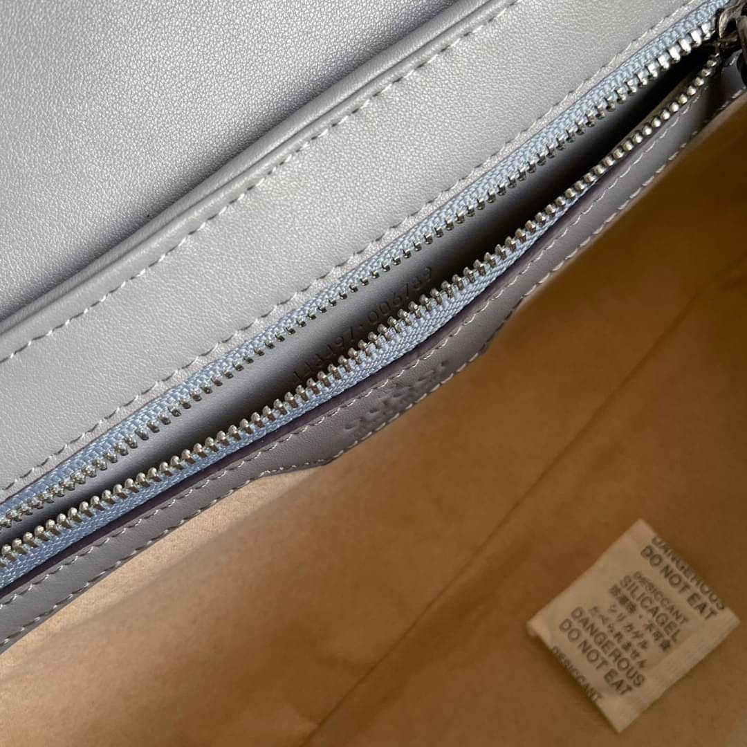 หนังแท้ 26cm GUCCI GG Marmont leather shoulder bag แบบใหม่ล่าสุด ราคานี้หนังแท้คือคุ้มมากเลยค่าสาวๆ ต้องจัดแล้วน้าา ยกระดับความหรูให้กับตัวเองกันหน่อย ด้วยกระเป๋ารุ่นนี้!! ครอสบอดี้ที่ดีไซน์หรู อัพเลเวล ในราคาที่จับต้องได้ พร้อมเสิร์ฟความสวยตรงถึงบ้านแล้ว