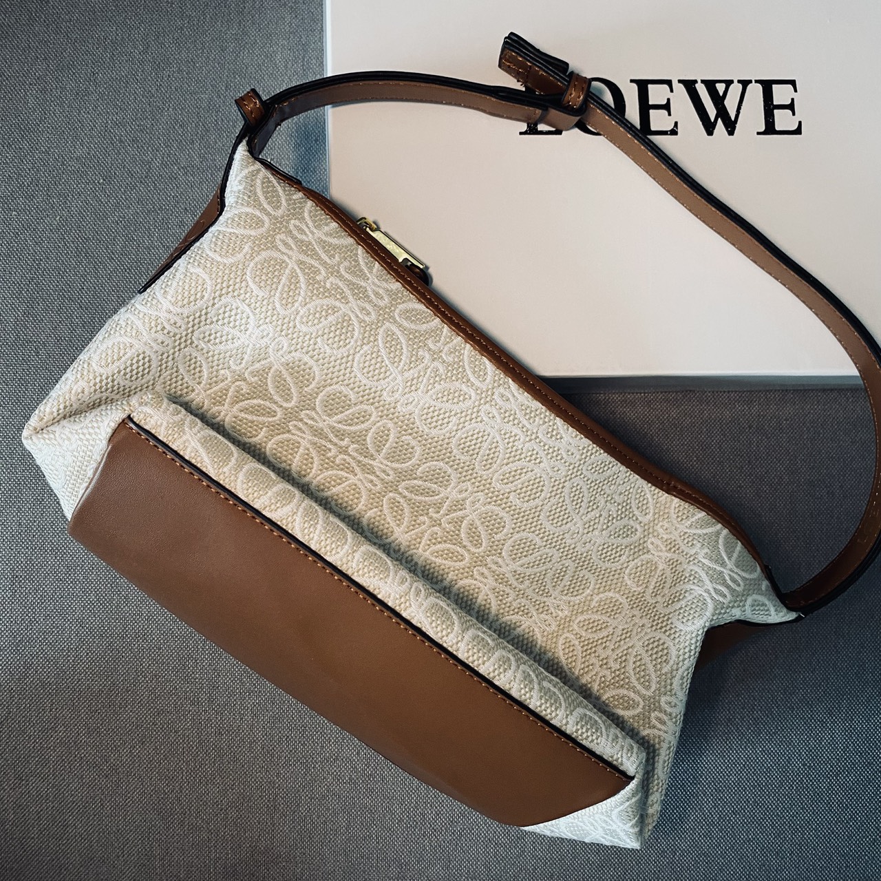 LOEWE Cubi Small Logo Canvas Top Handle Bag กระเป๋าทรงสวยดีไซน์ยอดฮิตประจำปีเลย! ปักโลโก้แบรนด์บนผ้าทั้งใบเป็นเอกลักษณ์ หูจับปรับได้ สวยหรูวินเทจ