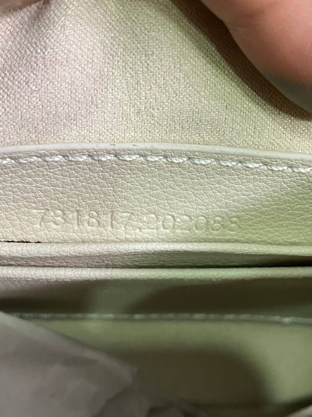 GUCCI Aphrodite small shoulder bag กระเป๋าสะพายทรงคลาสสิค ดีไซน์ย้อนยุคผสานความโมเดิร์นด้วยรูปทรงพอช ที่ใช้งานได้ทุกสไตล์ วัสดุหนังแคนวาส ทนทาน ภายในกระเป๋าเป็นช่องโล่ง