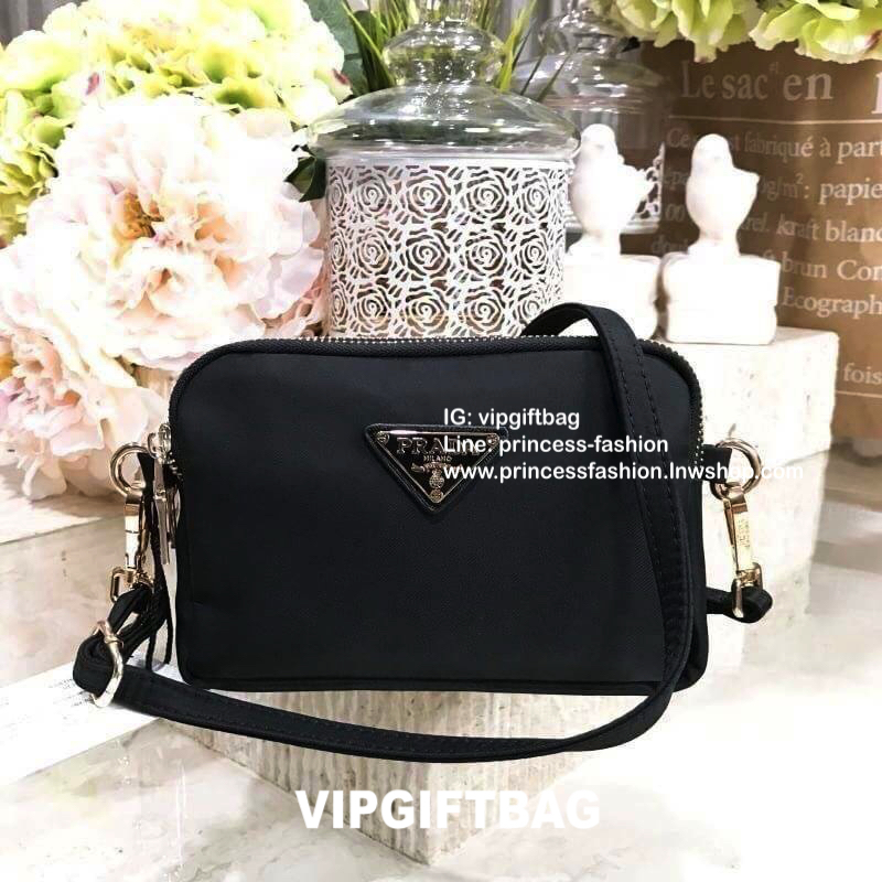 PRADA CROSSBODY BAG WITH ZIP GIFT WITH PURCHASE (GWP) กระเป๋าสะพายพรีเมี่ยมกิ้ฟ Limited Edition จากเคาน์เตอร์แบรนด์ดีไซน์เรียบหรูดูดี วัสดุ Nylon & Polyester 100% เนื้อหนาคุณภาพดีตามแบบฉบับของแบรนด์ ด้านหน้าประดับโลโก้มีช่องแบ่ง3ช่องเป็นสัดส่วนเปิดปิดด้วย