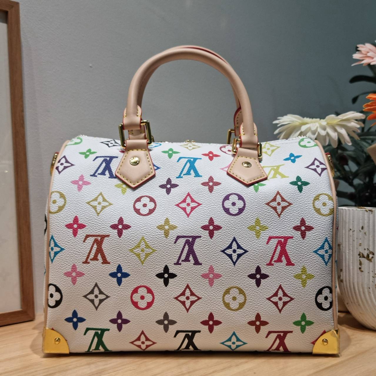 LV x TM speedy bandouliere 25 bag กระเป๋าทรงหมอน รุ่นท็อปฮิต กับดีไซน์ใหม่ต้อนรับฤดูร้อน โดดเด่นด้วยการตกแต่งลายพิมพ์ไม่เกร่อ โทนสีสดใสสะดุดตา มาพร้อมพวงหนังห้อยและมีกุญแจล็อค