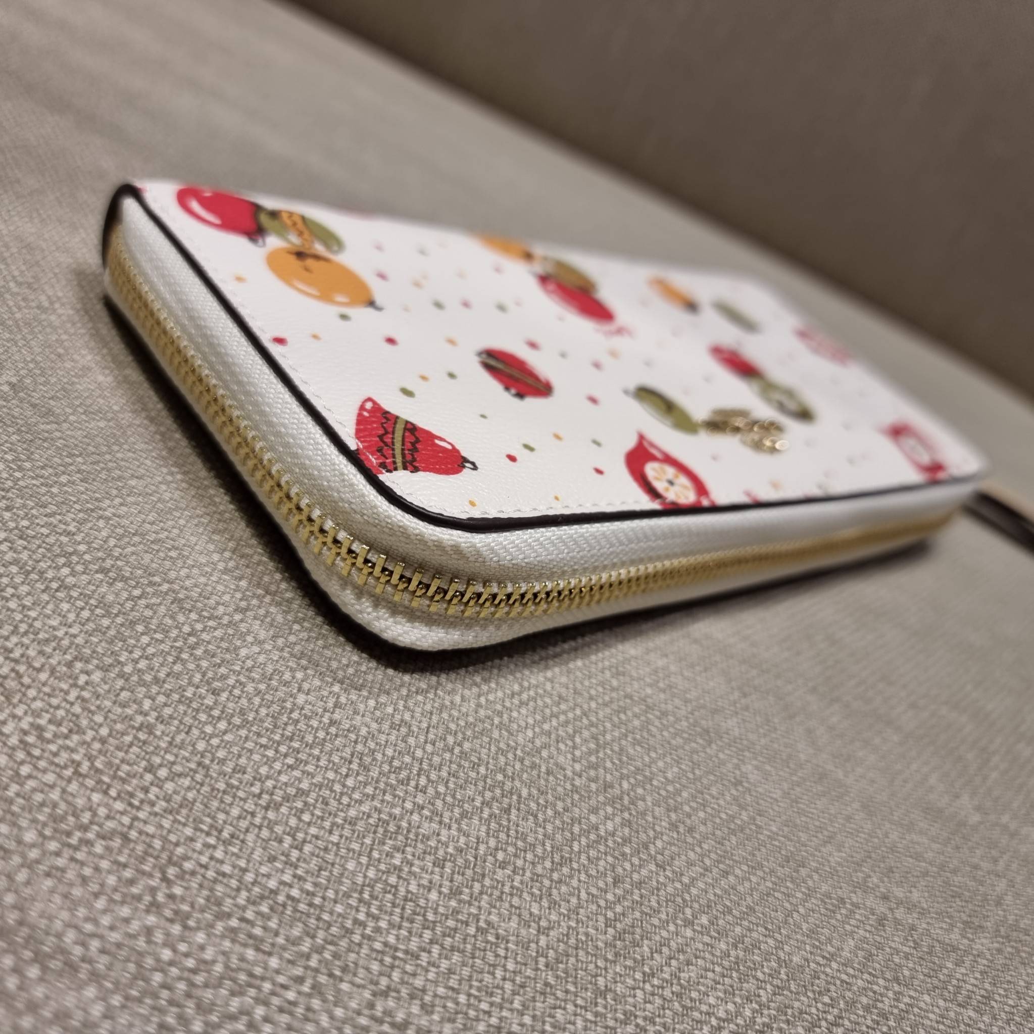 COACH C7410 LONG ZIP AROUND WALLET WITH ORNAMENT PRINT ความสวยต้องส่งต่อ!! คอลเลคชั่นใหม่ 2IN1 คุ้มค่าแบบที่สุด กระเป๋าสตางค์กึ่งคล้องมือ ดีไซน์ลวดลายสดใส น่ารักน่าใช้ คลาสสิคใช้ง่าย ไม่มีเบื่อ วัสดุหนังแคนวาสเคลือบลาย มาพร้อมสายคล้องมือ ถอดออกได้ ภายในใส