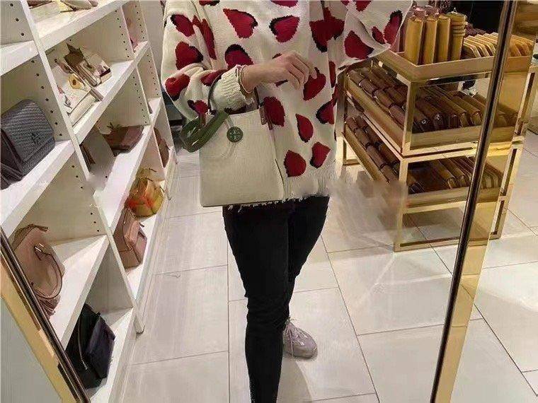 Tory Burch Blake Canvas Bucket Bag รุ่นใหม่ล่าสุด สวยไฉไลฝุดๆ แบบสวยคลาสสิค กระเป๋าทรงถัง วัสดุ Canvas สายหนังแท้ อะไหล่ทอง เปิด-ปิด ด้วยกระดุมแม่เหล็ก ด้านในโล่งมีช่องเล็กใส่โทรศัพท์ได้ น้ำหนักเบา สายสะพายถอดสายได้ crossbody ได้ ปรับระดับได้