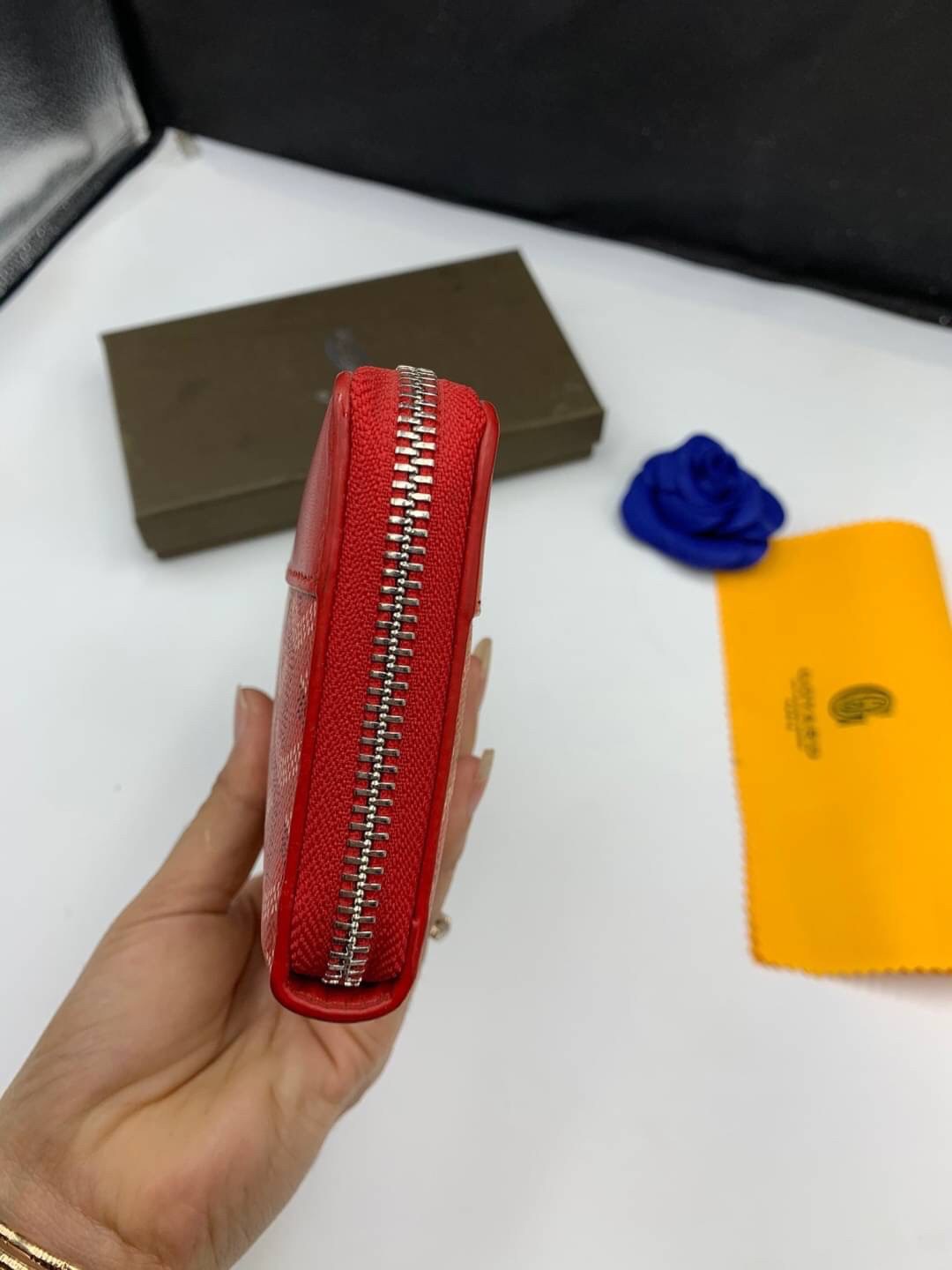 VIP GIFT 】GOYARD round zipper Matignon Long Wallet กระเป๋าสตางค์ซิปรอบใบยาว พร้อมส่ง 6 สี เหมาะกับการใช้งานทุกรูปแบบ นอกจากเพิ่มความมั่นใจแล้ว ยังทำให้ชีวิตของเราง่ายขึ้นอีกด้วย โดยการเปิดปิดแบบซิปรอบ สามารถใส่ธนบัตร เหรียญ บัตรต่างๆได้หลายใบเลยทีเดียว ขน