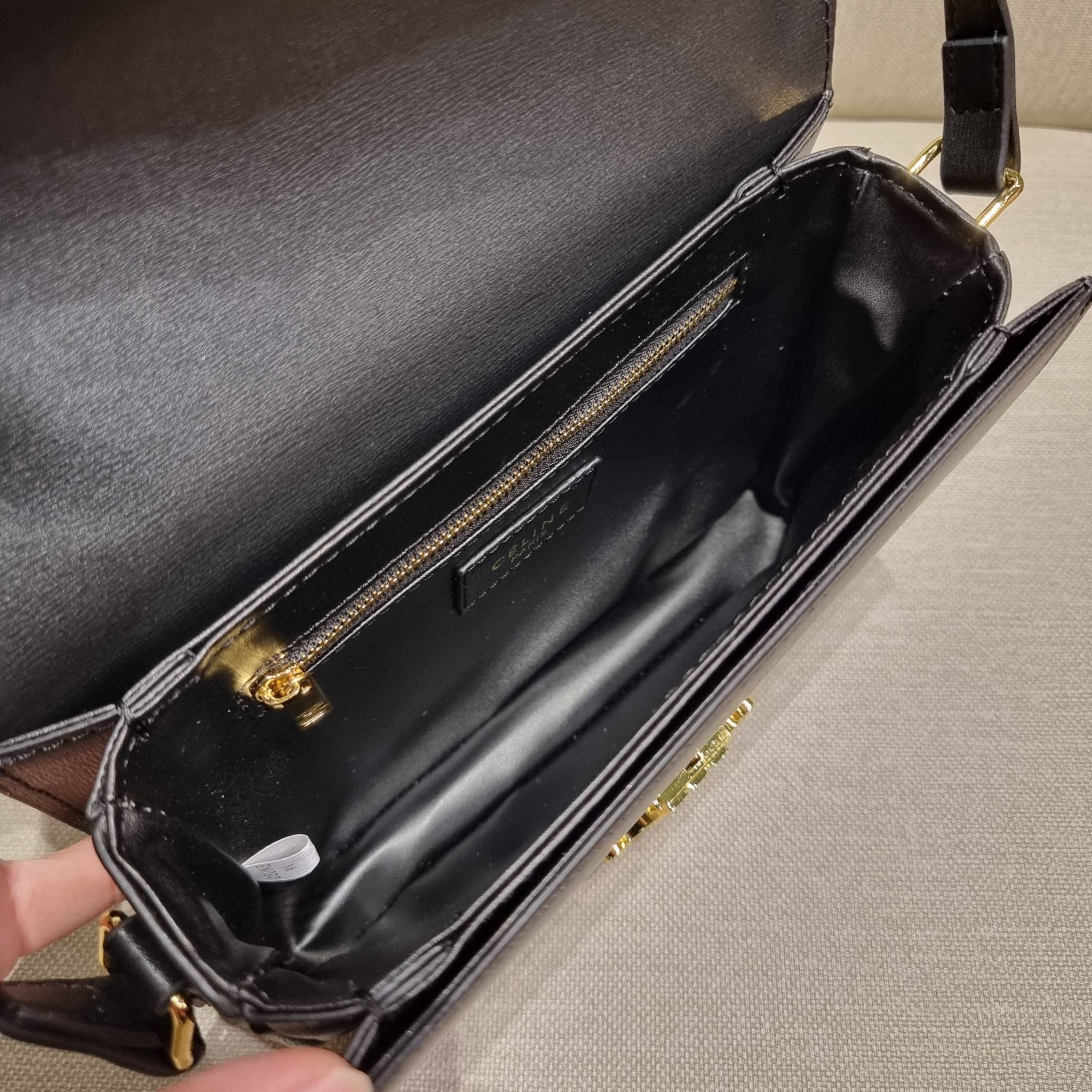 VIP 🥂 CELINE CLASSIQUE TRIOMPHE BAG IN SHINY CALFSKIN ไอเท็มสุดคลาสสิค ที่ขาดไม่ได้ กระเป๋าสะพายทรงสวยคลาสสิค แฝงความผู้ดี ที่ใช้ได้ทั้งชายหญิง วัสดุหนังแท้ เปิด-ปิดด้วยตัวกดล็อค สะดวกใช้มาก ภายในเป็นช่องโล่ง เก็บของได้เป็นสัดส่วน และยังมีช่องซิปใ