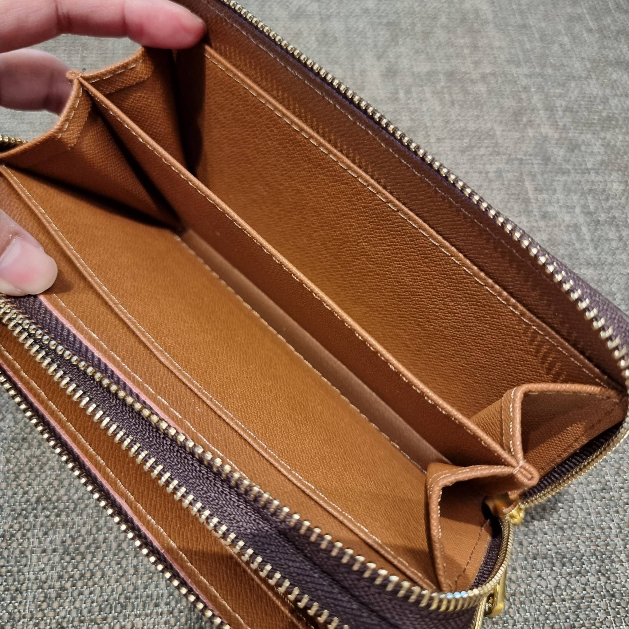 2ซิปก็ต้องมาแล้วแหละ!! IN STOCK แล้ว!! ด่วน!! เตือนแล้วน้า!!! LV long wallet ไอเท็มสุดฮิต ติดทุกกระแส แรงไม่เคยตก รุ่น unisex ที่จะหนุ่มๆสาวๆ ก็เลิฟได้หมด!! ใบยาวขนาดกำลังเหมาะมือ รอบนี้คือดี คุ้ม เพราะมาสองซิป ใส่กันแบบเน้นๆ เงินตุงกระเป๋ารับทรัพย์!! ถือ