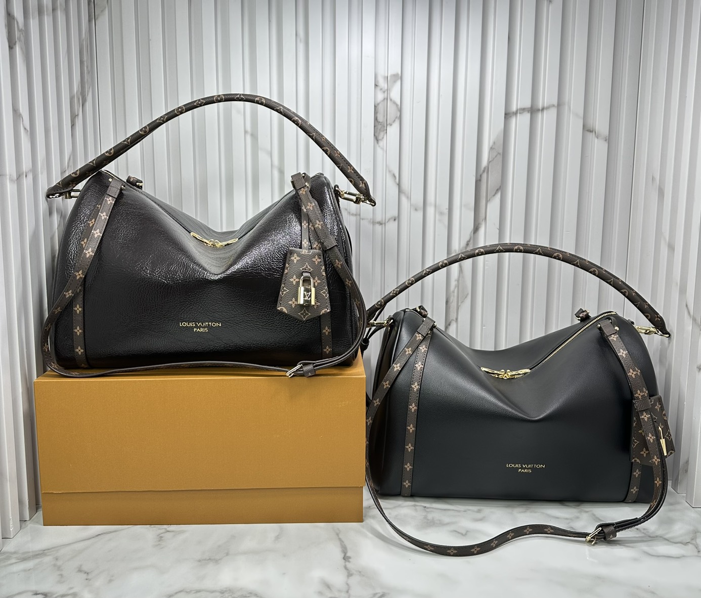 ORI หนังแท้ | LV Express MM Bag 30cm กระเป๋าสะพายทรงหมอนสปีดี้ดีไซน์ใหม่ล่าสุด โฉบเฉี่ยว แต่งคาดหน้าโมโนแกรมโดดเด่น ตัวกระเป๋าสีพื้นตัดกันอย่างลงตัว พร้อมหูแบบจับยาวถอดได้จะถือหรือคล้องไหล่ก็เก๋