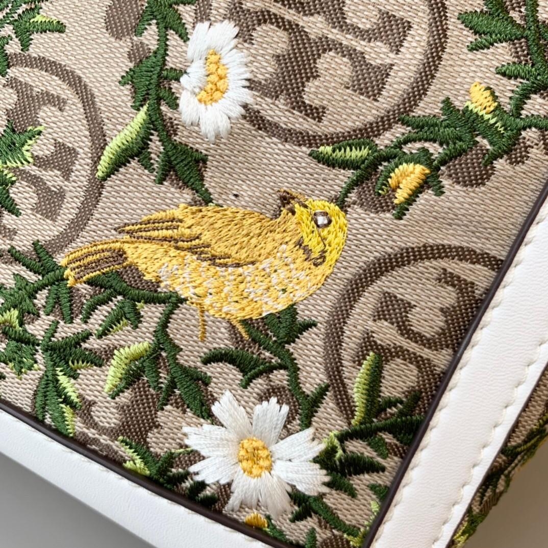 Tory burch T- Monogram Jacquard Embroidered Small Tote กระเป๋าถือหรือสะพายไหล่ วัสดุ Canvas ปักษ์ลายแบรนด์ ในคอลเล็คชั่น Spirit/Summer2021ปักษ์ลายความเป็นธรรมชาติ ประณีต อะไหล่ทองสวยหรู