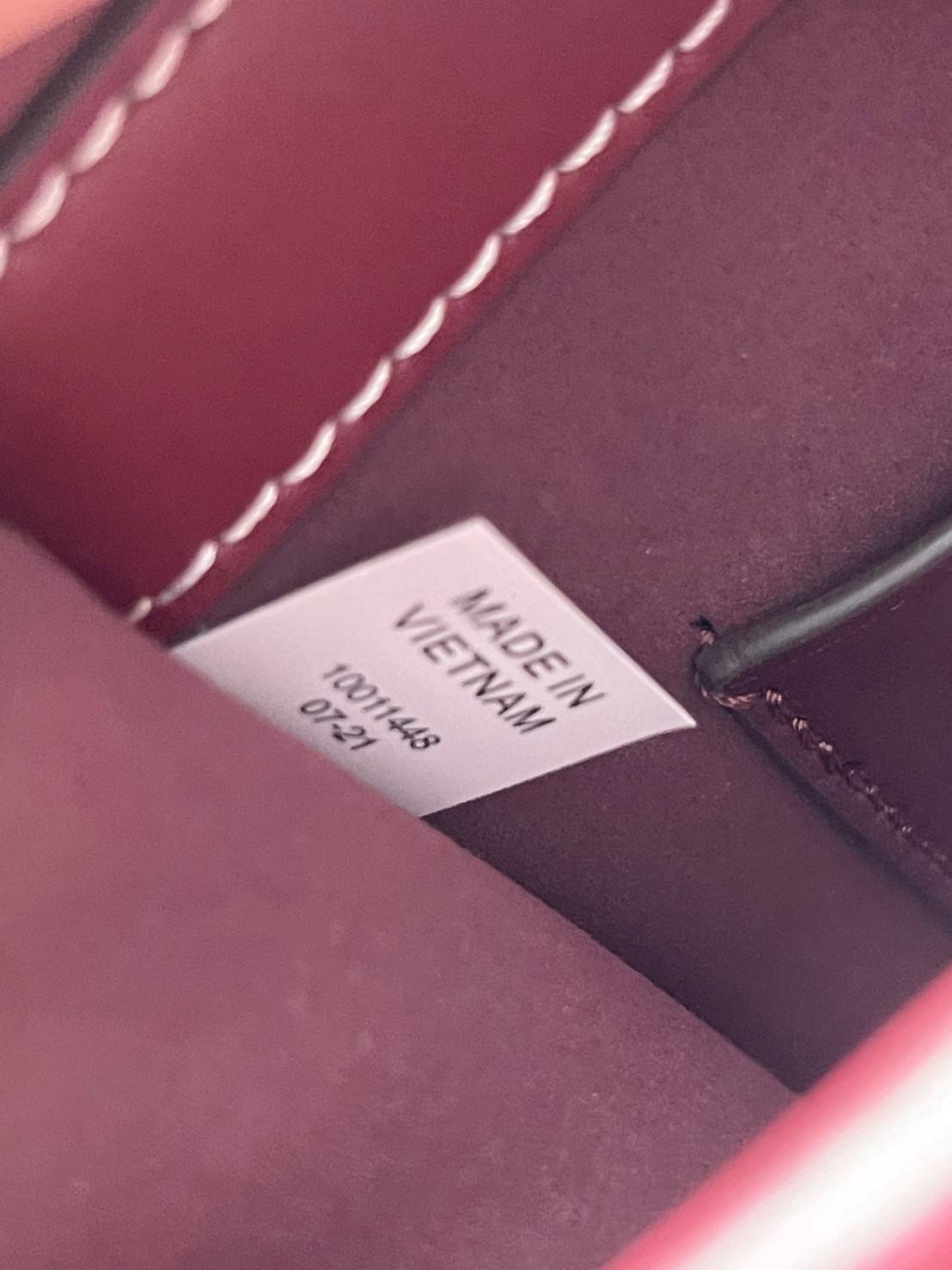 Tory burch t monogram jacquard mini tote ลวดลายT monogram ด้วยโลโก้สุดไอคอนนิคของแบรนด์ โดดเด่นด้วยกราฟฟิคและดีไซน์ ออกมาในหลายรูปแบบหลายคอลเลคชั่น แต่ละคอลเลคชั่นสวยหรูไม่แพ้กัน ทรงมินิโท้ท ขนาดกำลังดี ใช้งานง่าย ก็เป็นอีกหนึ่งรุ่นที่ทันยุคทันสมัยที่สาวๆ