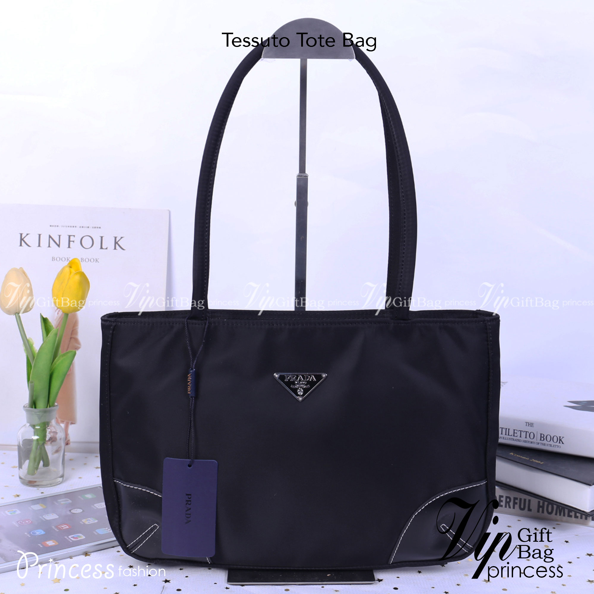 PRADA Shopping Bag / Prada Tessuto Tote Bag กระเป๋าสะพายไหล่ วัสดุ Nylon น้ำหนักเบา วัสดุทำจากไนลอนตัดกับหนัง ด้านหน้าประดับด้วยโลโก้แบรนด์