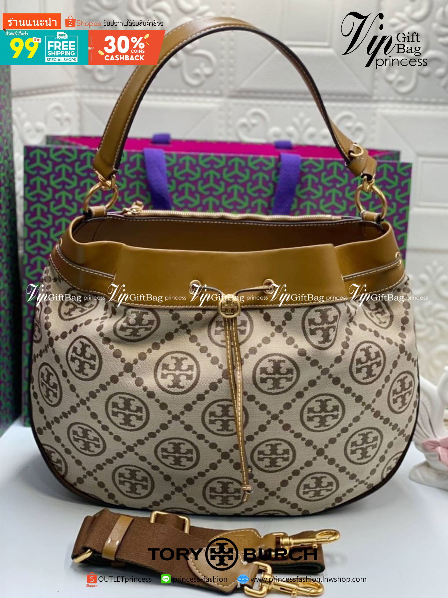 Tory burch t monogram jacquard drawstring hobo กระเป๋าถือและสะพายข้างทำจากผ้าใบ jacquard ตัดด้วยหนังแท้ อีกหนึ่งคอลเลคชั่นจาก T monogrameที่ออกแบบมาในรูปทรงกระเป๋า hobo ทรงสวย มีสไตล์เป็นทรงที่สาวๆนิยมใช้