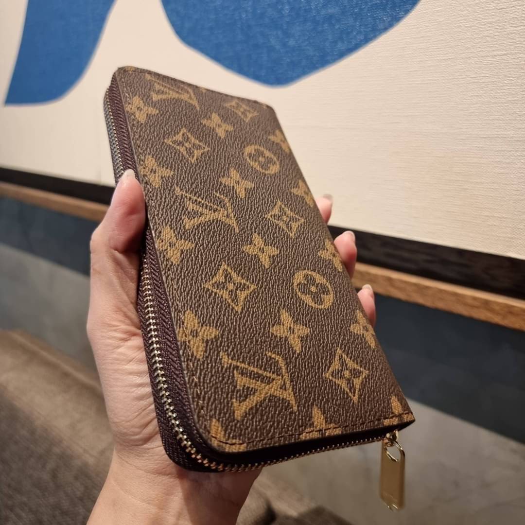 1ซิป LV long wallet ไอเท็มสุดฮิต ติดทุกกระแส แรงไม่เคยตก รุ่น unisex ที่จะหนุ่มๆสาวๆ ก็เลิฟได้หมด!! ใบยาวขนาดกำลังเหมาะมือ ถือแล้วขับผิวทุกสี วัสดุหนังแคนวาส ทนทาน เปิด-ปิดด้วยซิปรอบ ภายในมีช่องใส่บัตรเยอะ แบ่งสัดส่วนสวย ใส่ธนบัตรได้เน้นๆ ใส่เงินไปเลยจ้าห