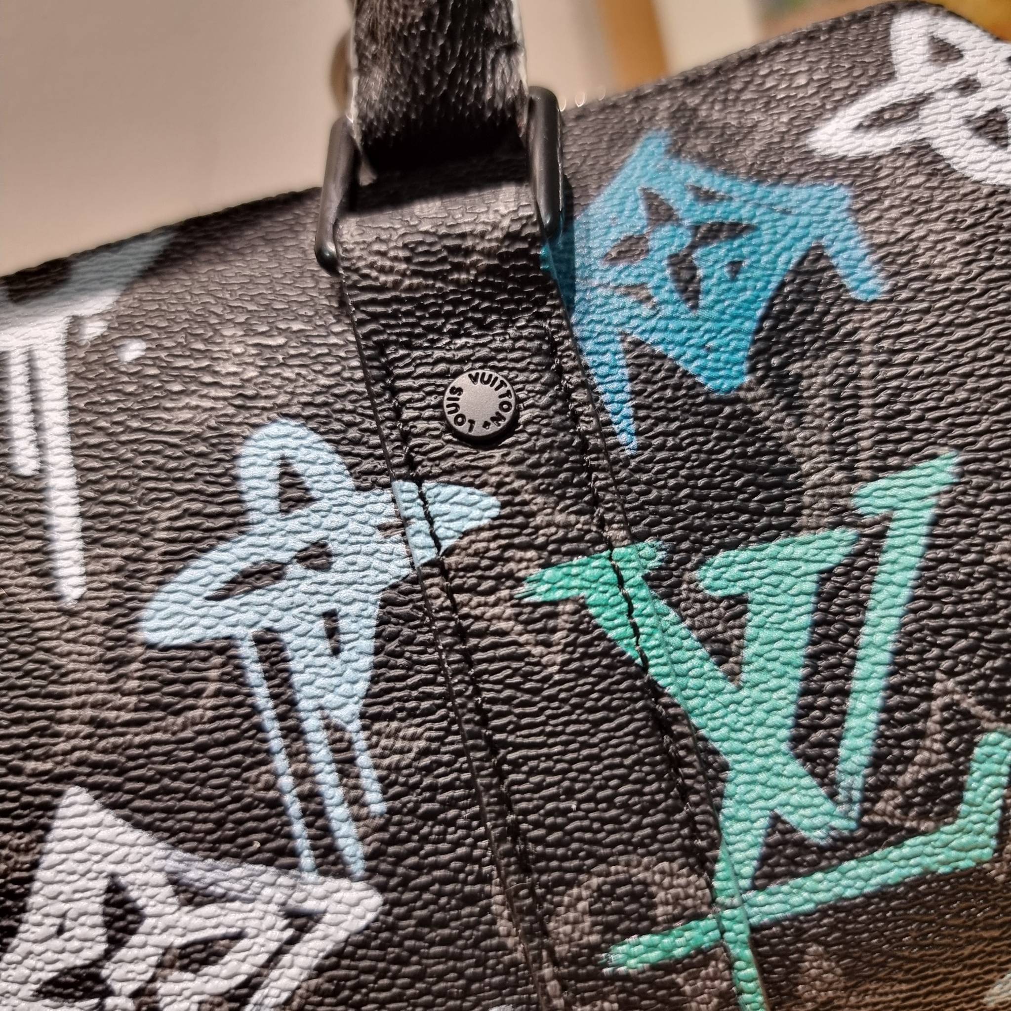 LV KEEPALL BANDOULIERE 25 MONOGRAM OTHER BAG ย่อส่วนความเท่ให้สะดวกกับชีวิตประจำวัน กับกระเป๋าสะพาย ทรงกระเป๋าเดินทางสุดคลาสสิค ด้วยดีเทลความเป็นเอกลักษณ์ เรียบแต่หรู