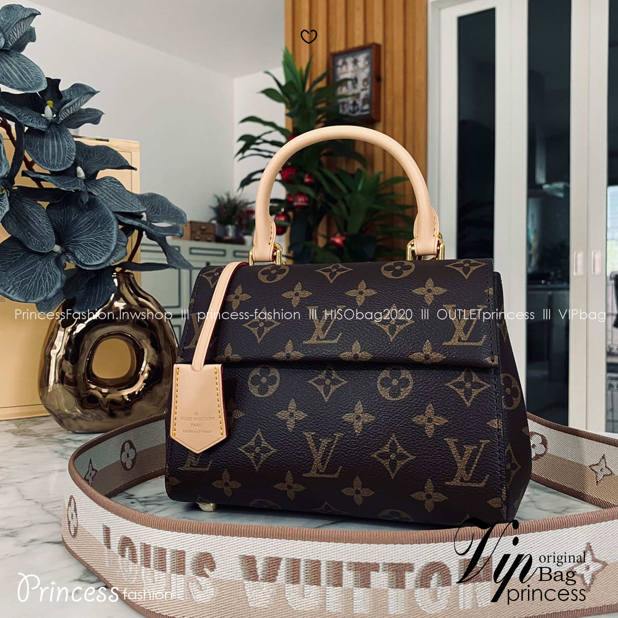 LV Cluny Mini Monogram Canvas Bag 20cm กระเป๋าถือใบเล็กแสนน่ารัก ลายโมโนแกรมแคนวาสสุดไอคอนิก พร้อมสายสะพายผ้าทรงสปอร์ต คอลขายดีตลอดกาล หูจับในตัว น้ำหนักเบา เป็นไอเท็มที่แมทช์ได้กับทุกสไตล์การแต่งตัว ราคาสุดคุ้ม